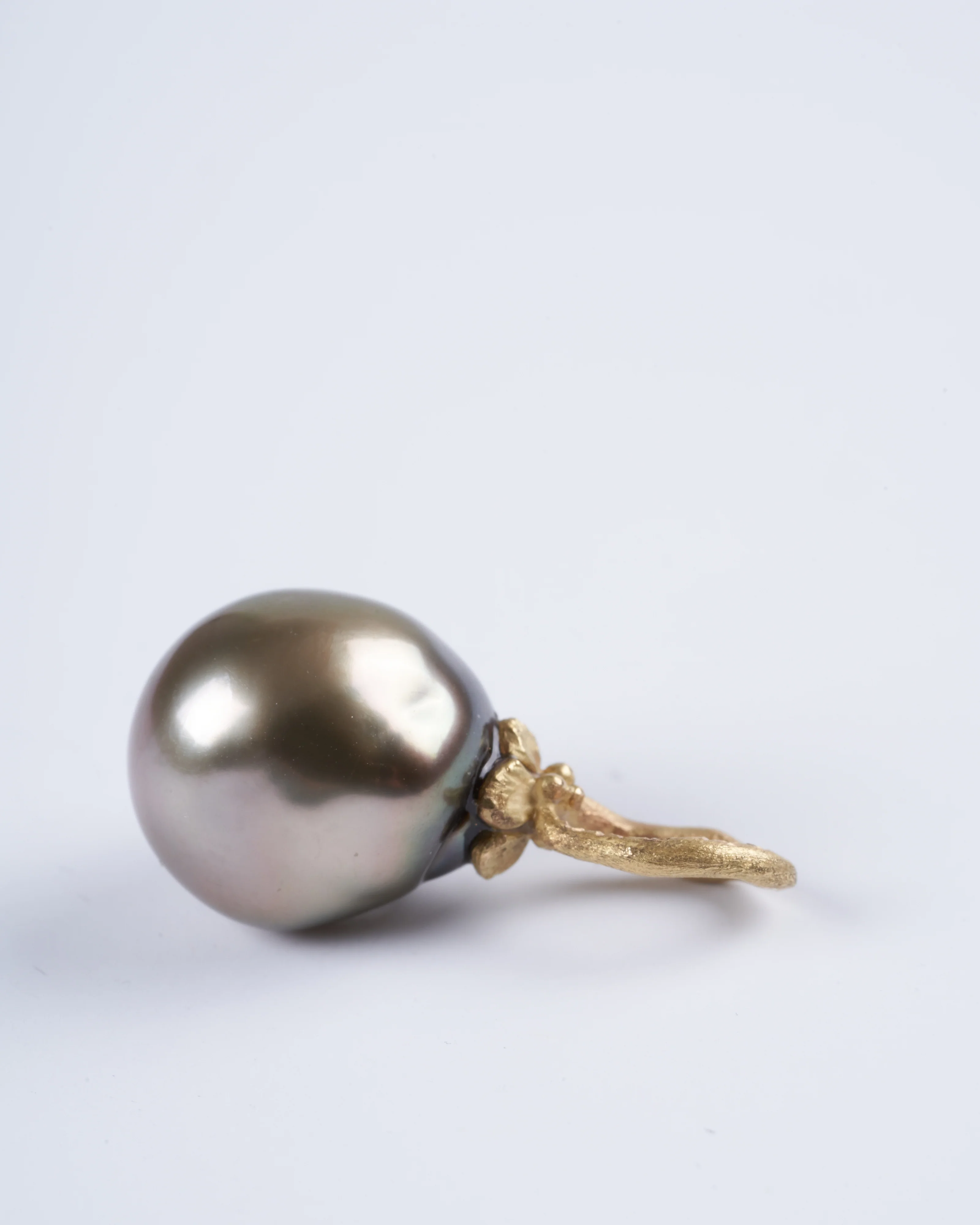 tahitian pearl pendant with yellow gold and diamond details - Image 2