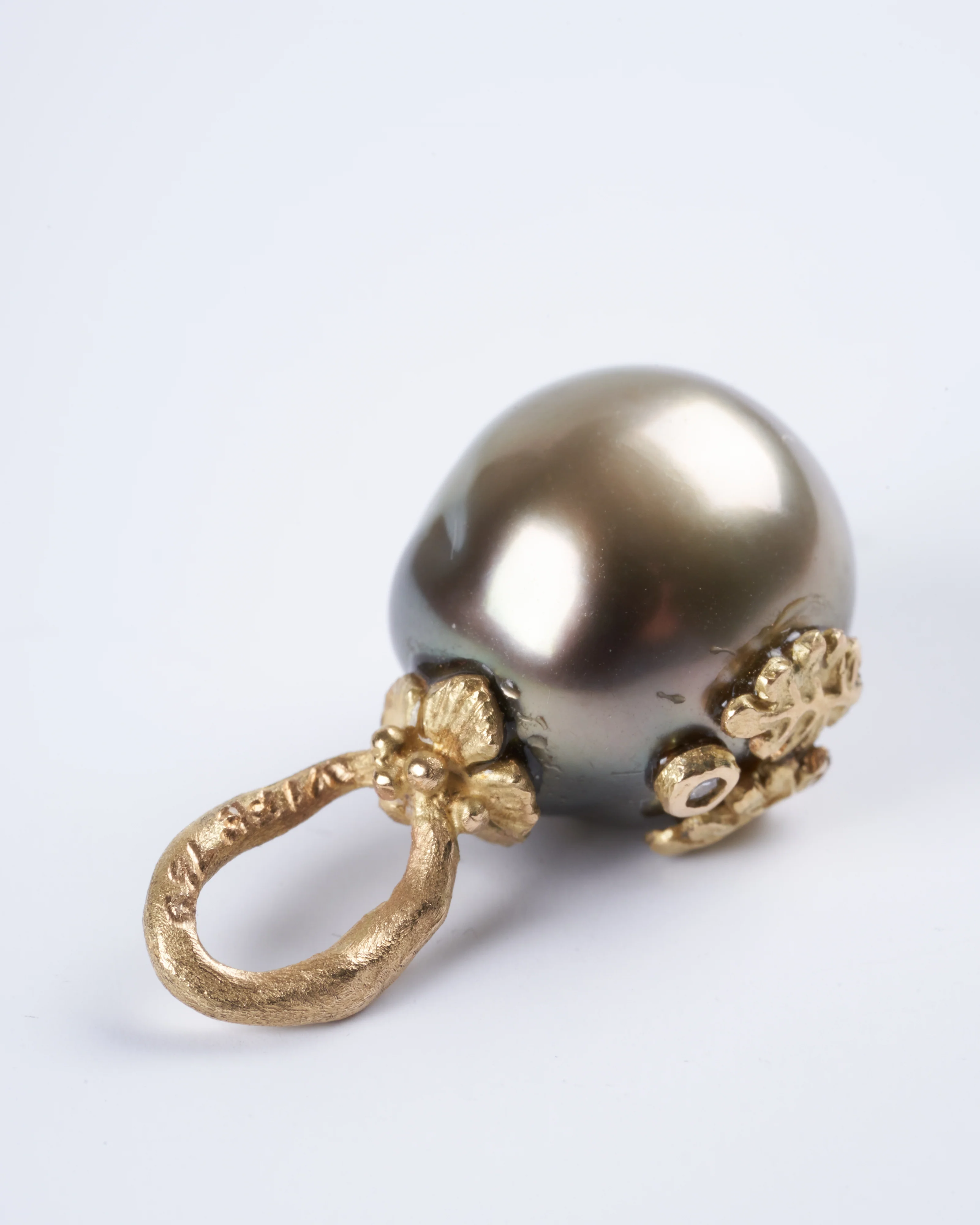 tahitian pearl pendant with yellow gold and diamond details - Image 3