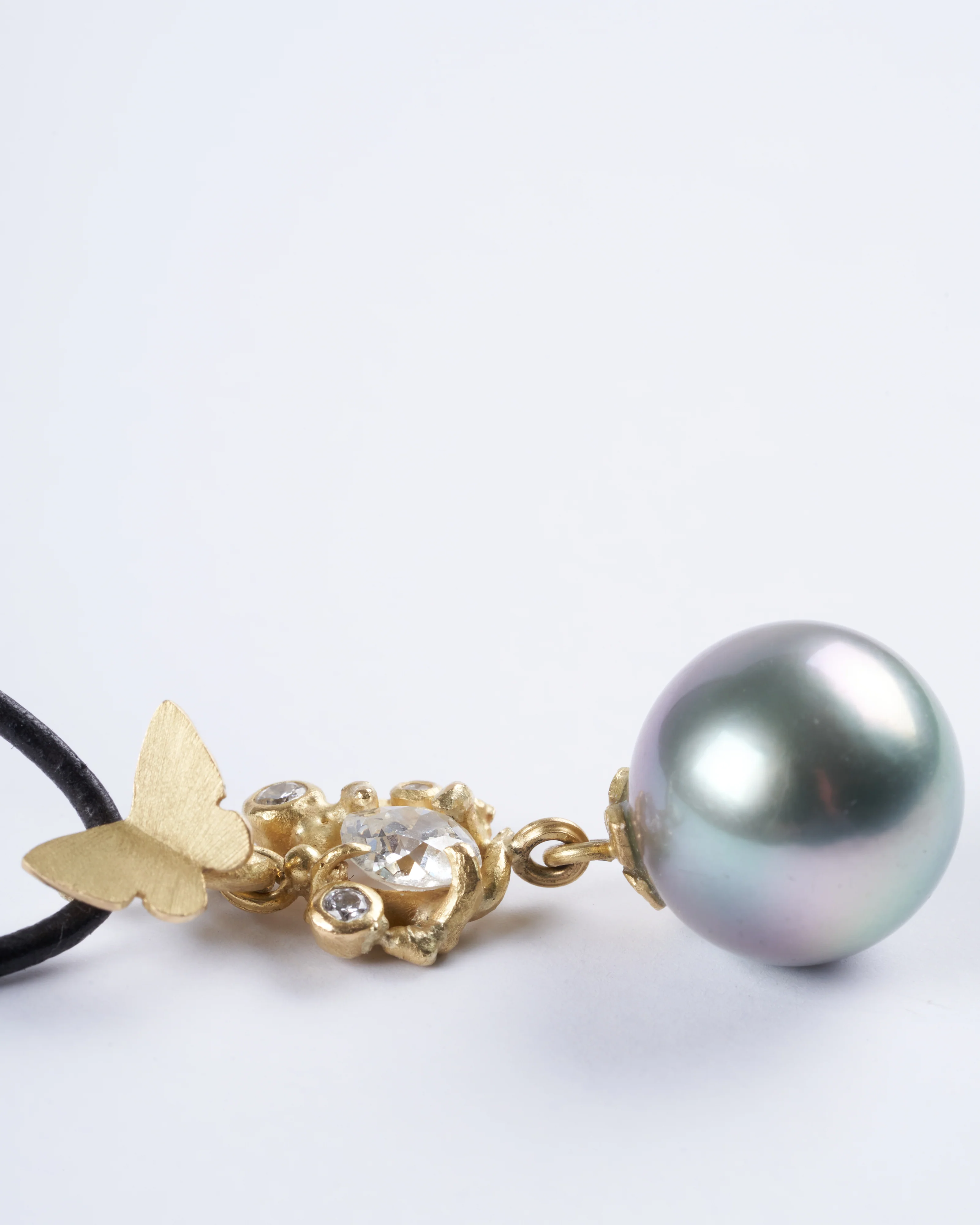 pendant made from 18k yellow gold, diamonds and a tahitian pearl - gold - Image 2