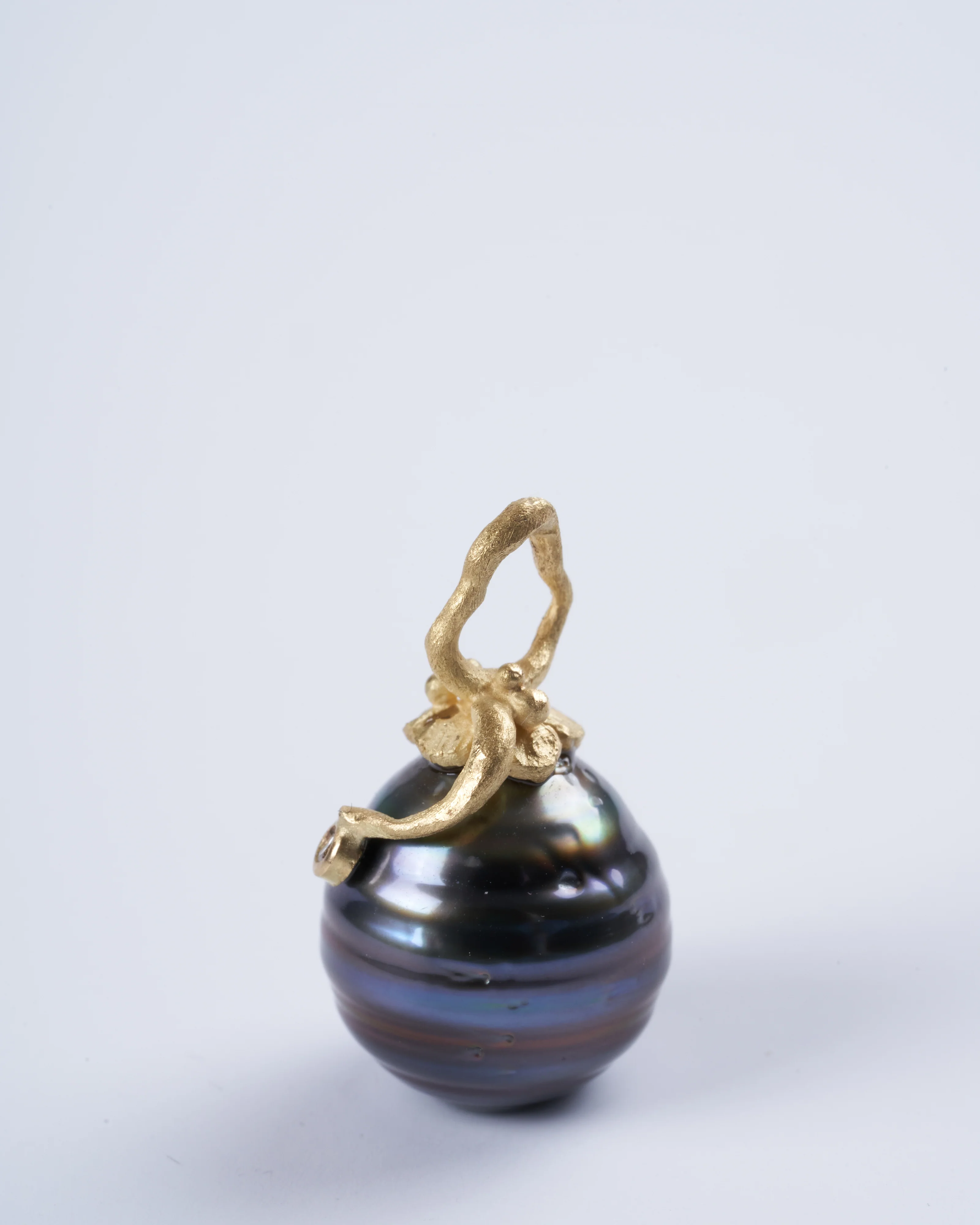 tahitian pearl pendant with 18k yellow gold and diamond details - gold - Image 2