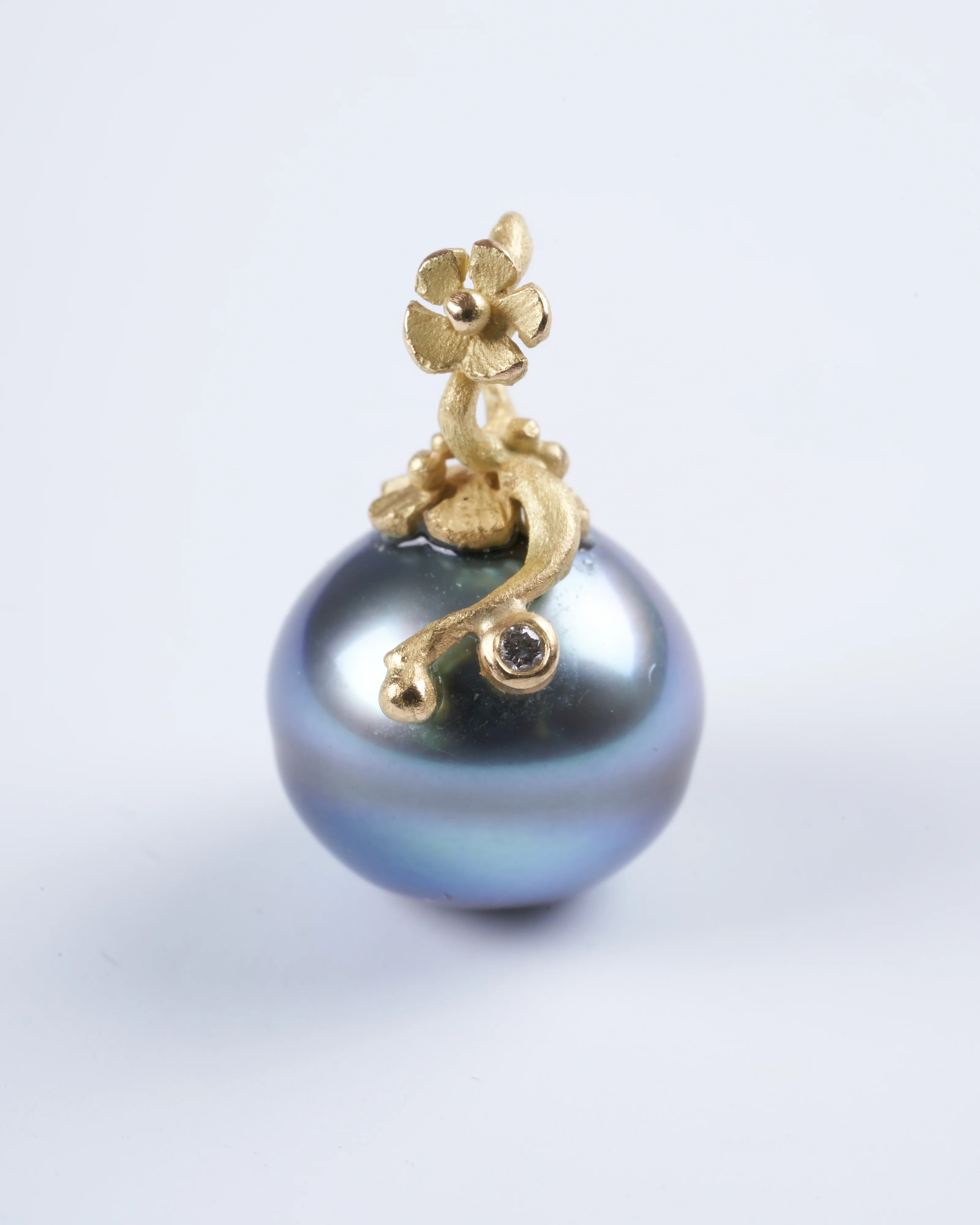 tahitian pearl pendant with 18k yellow gold and diamond details - gold - Image 2