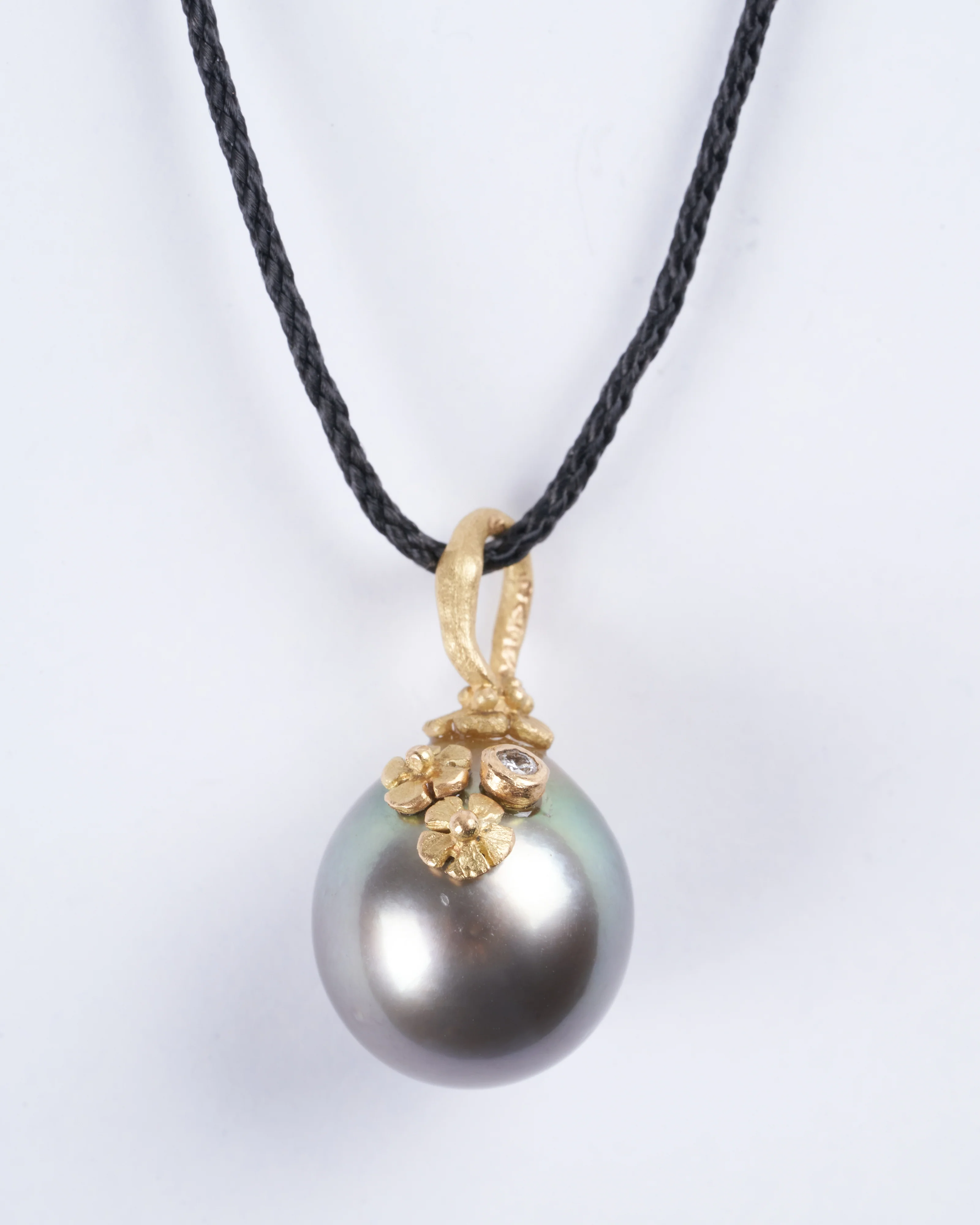 tahitian pearl with 18k yellow gold and diamond details - Image 2