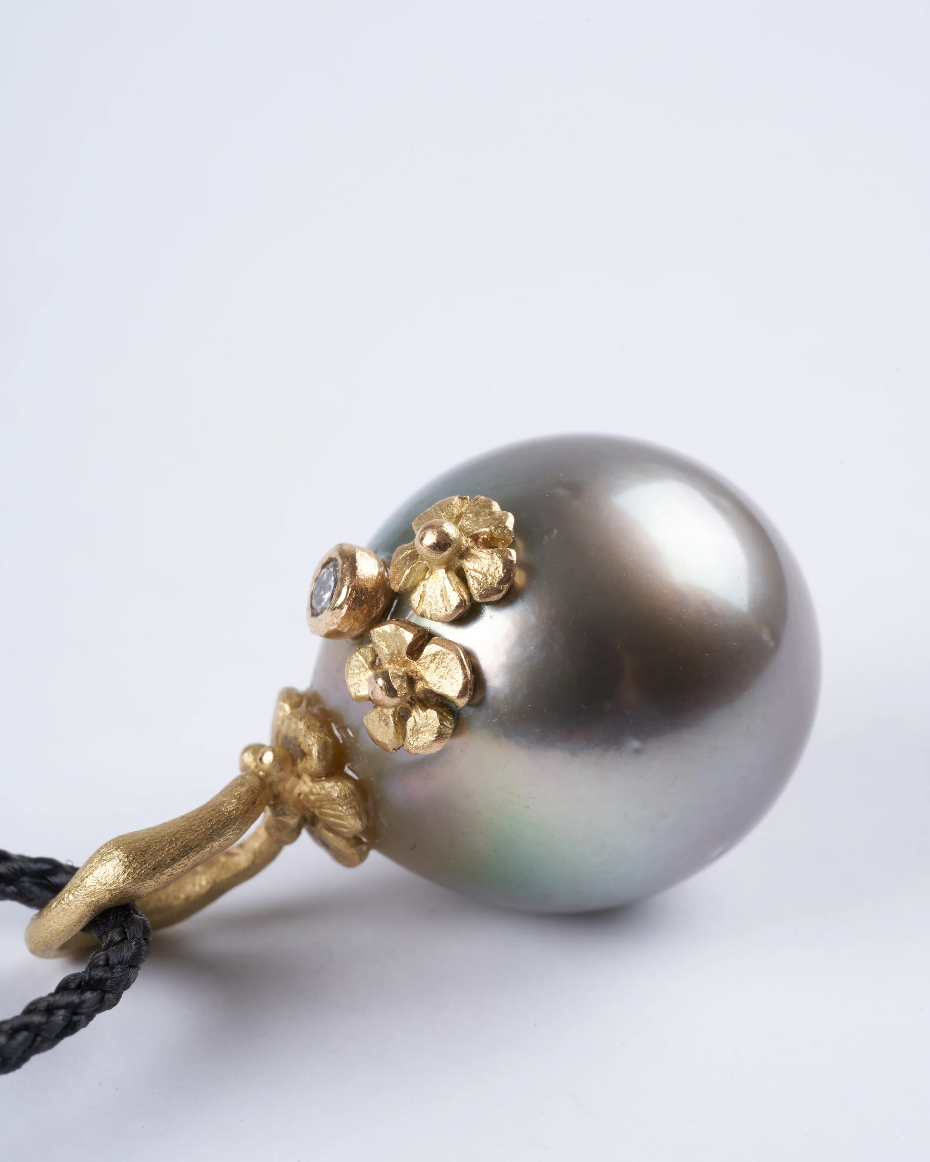 tahitian pearl with 18k yellow gold and diamond details - Image 3