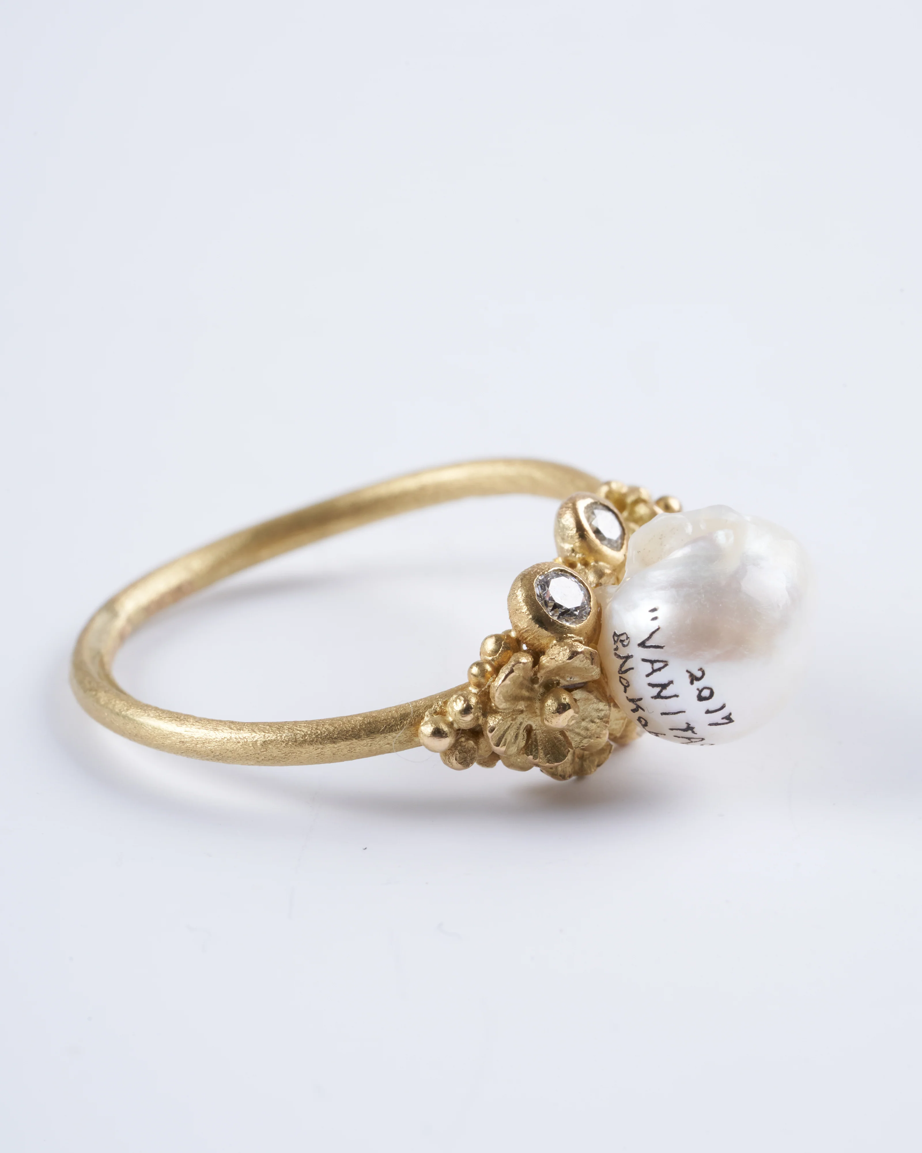 18k yellow gold ring with a carved pearl and white diamonds - gold - Image 2