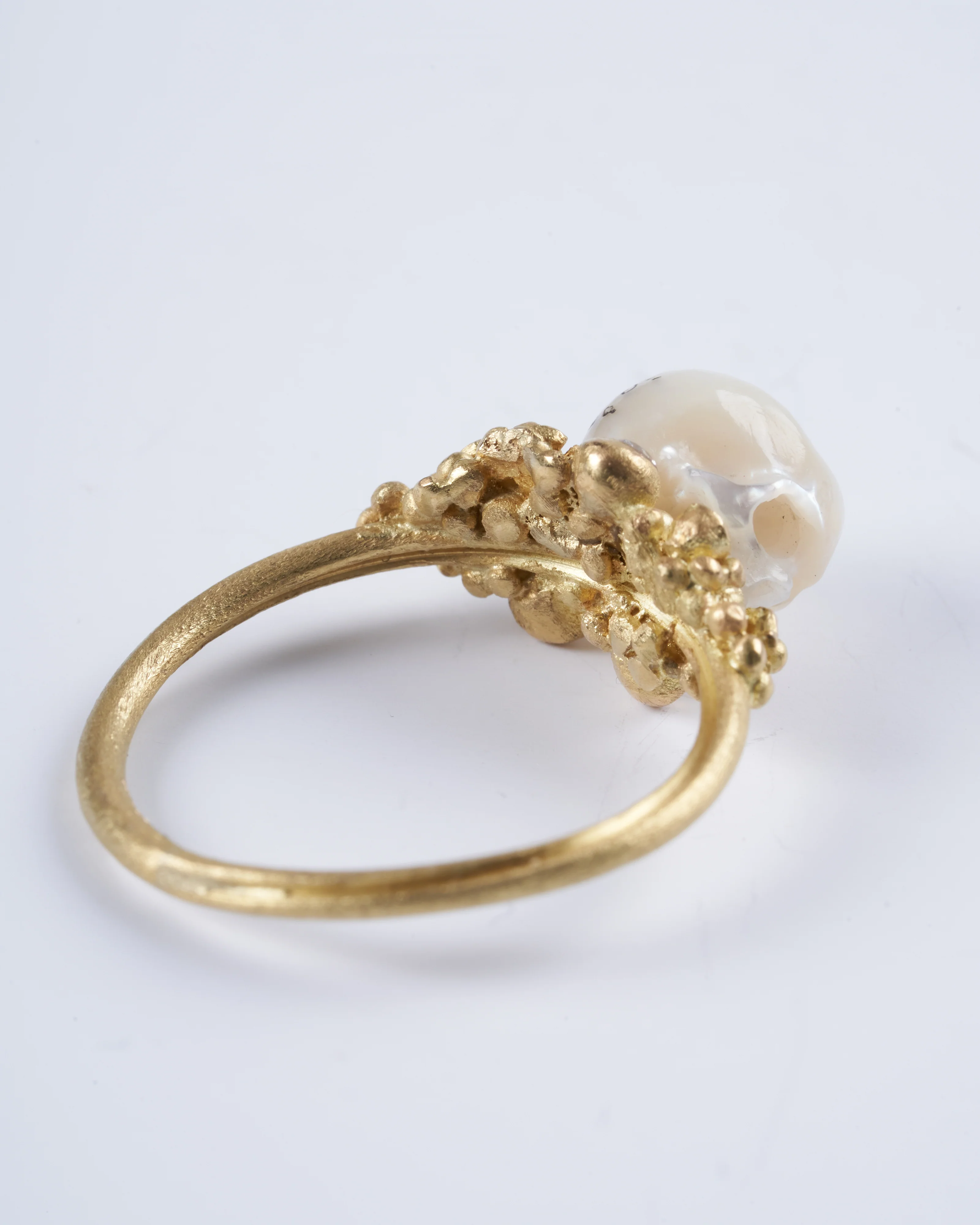 18k yellow gold ring with a carved pearl and white diamonds - gold - Image 3