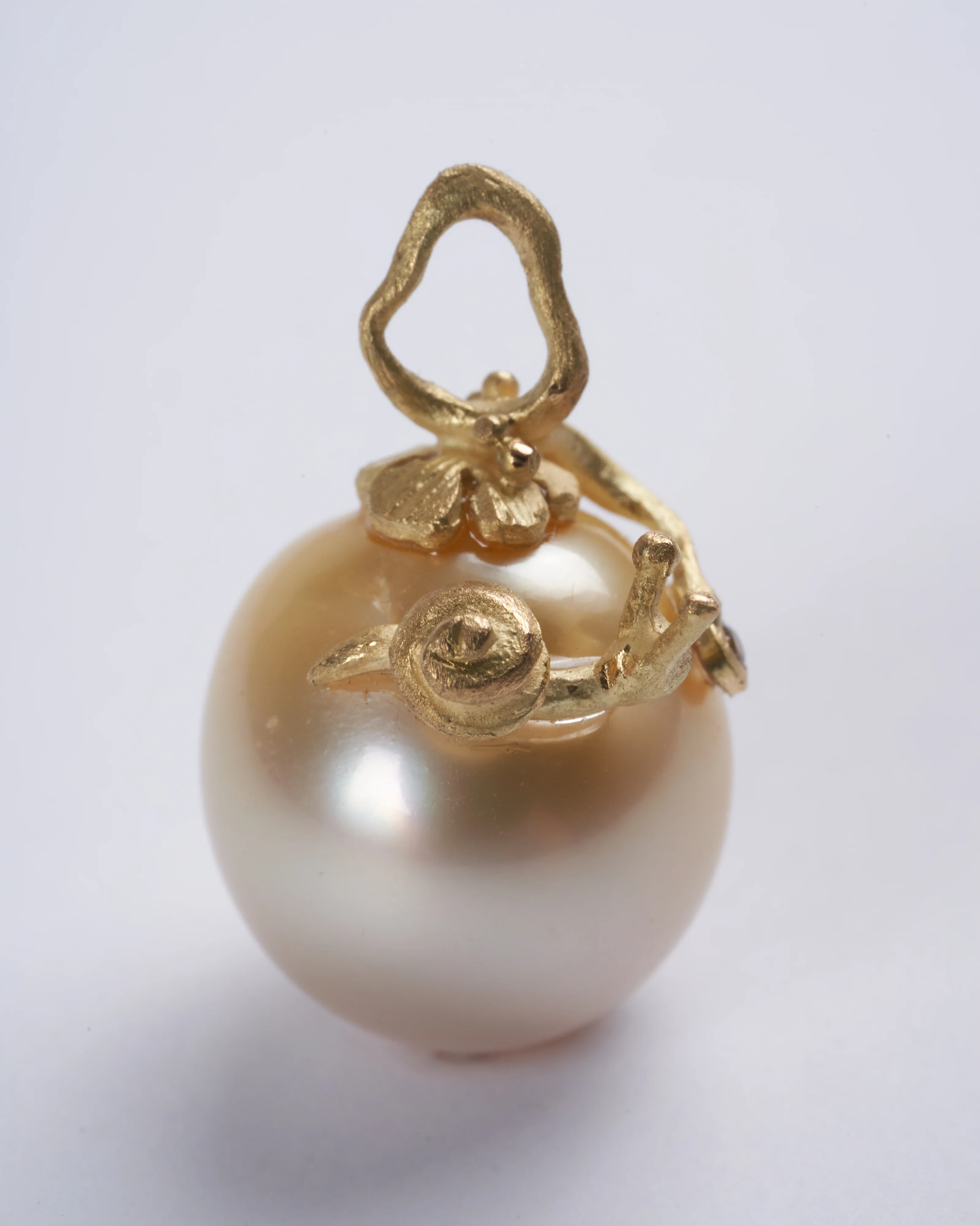 south sea light gold pearl 18k yg snail with tendril diamond - gold - Image 3