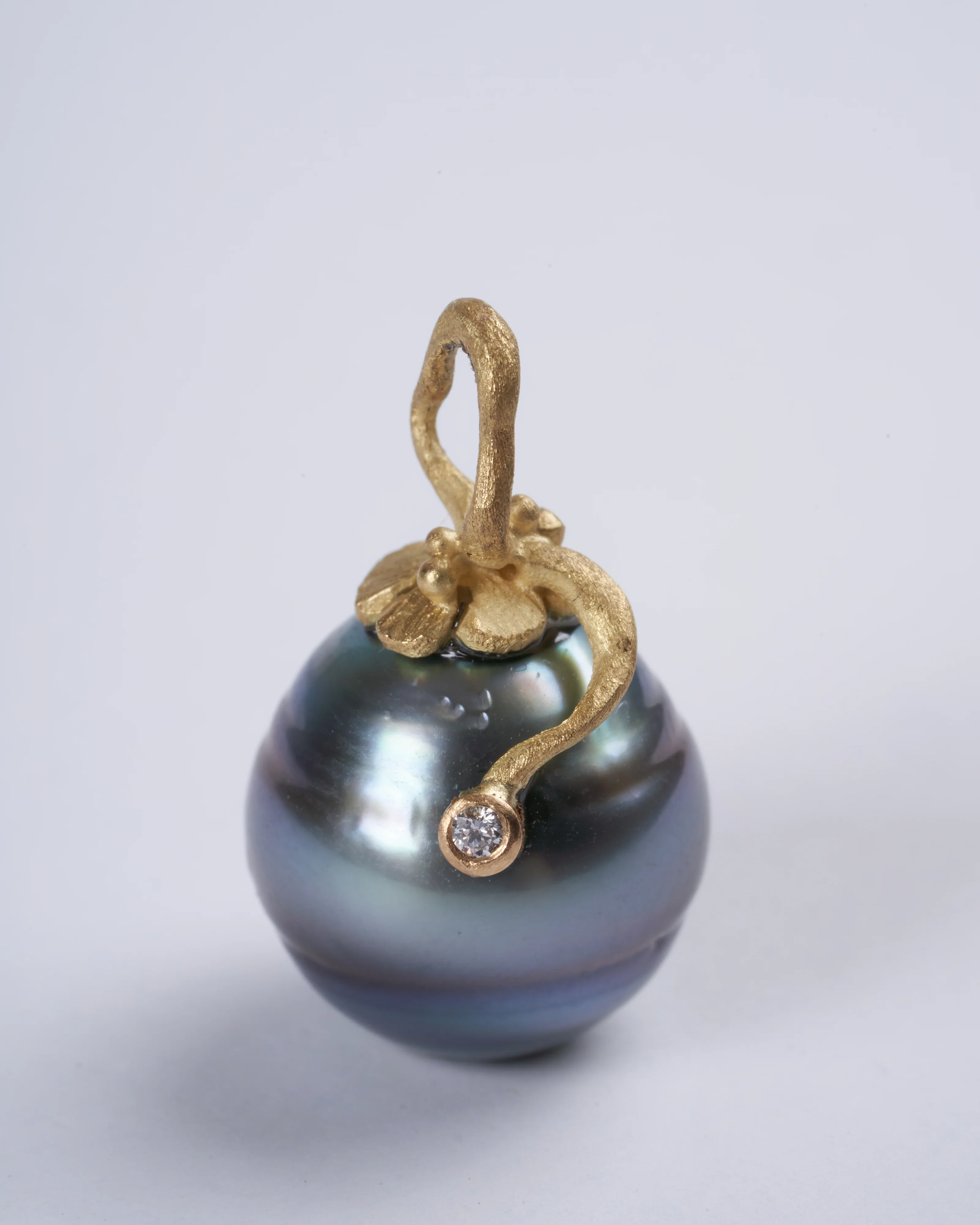 tahitian pearl with 18k yg and tendril diamond - gold - Image 3