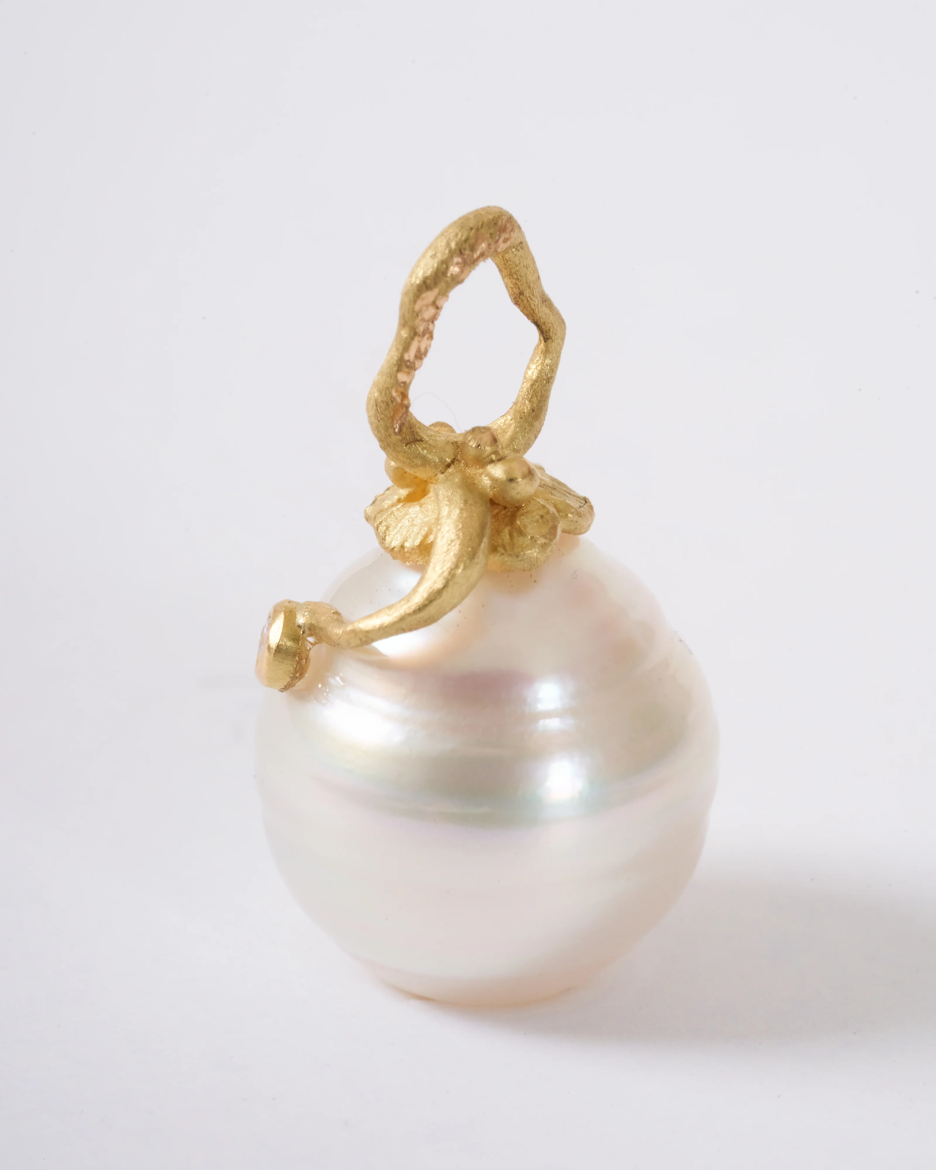 white south sea pearl with tendril and diamond - white/gold - Image 2