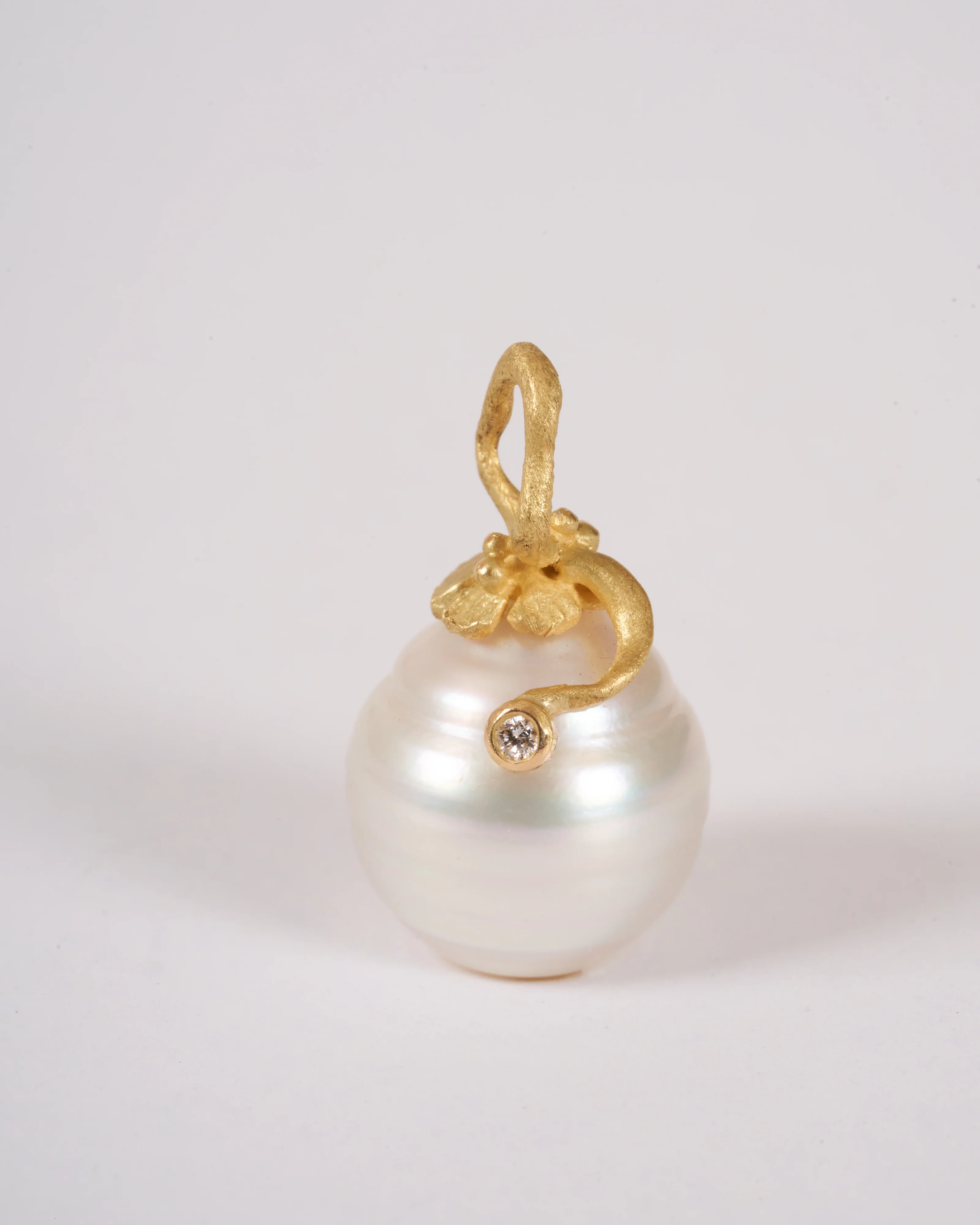 white south sea pearl with tendril and diamond - white/gold - Image 3