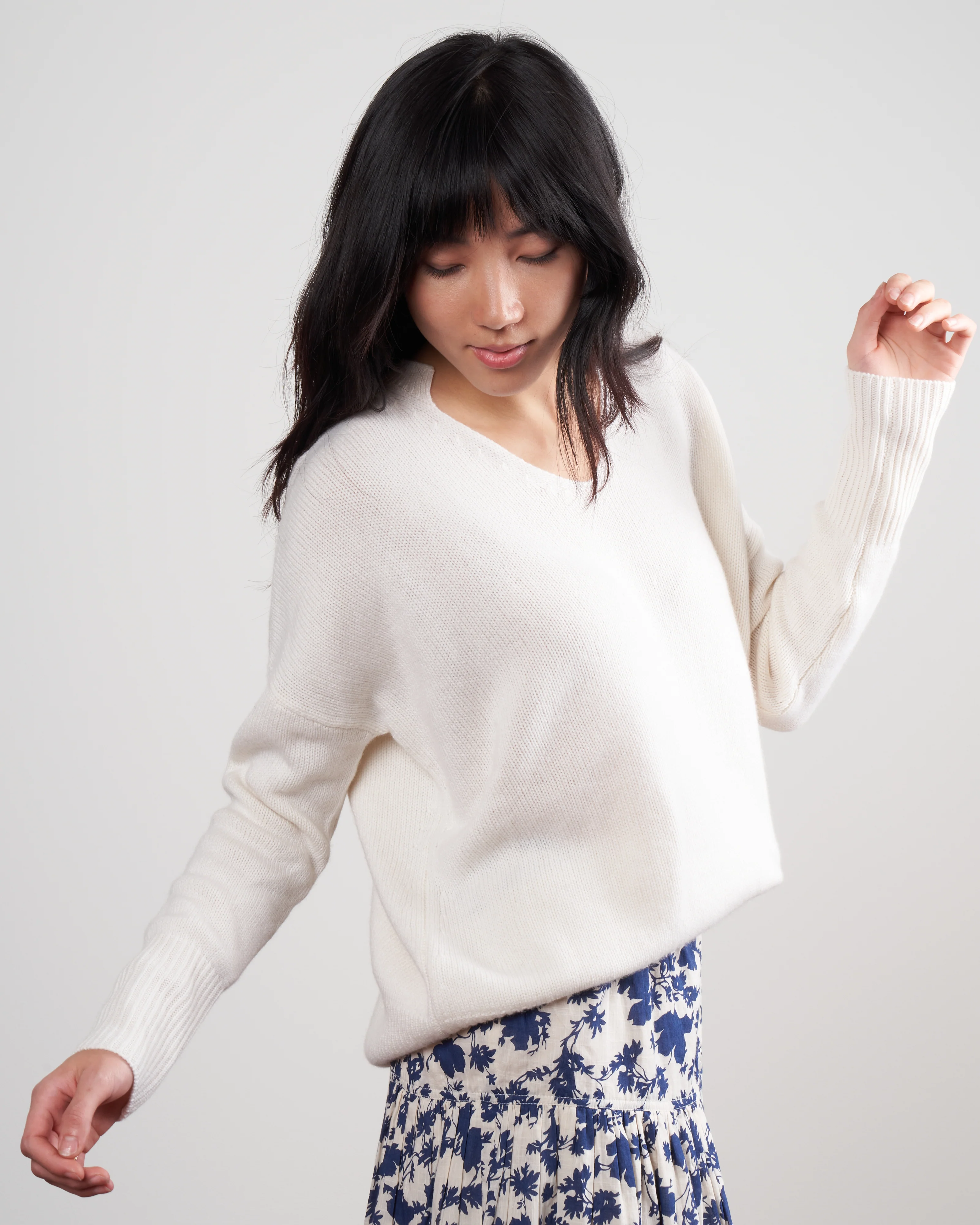 ines v-neck sweater - cream - Image 3