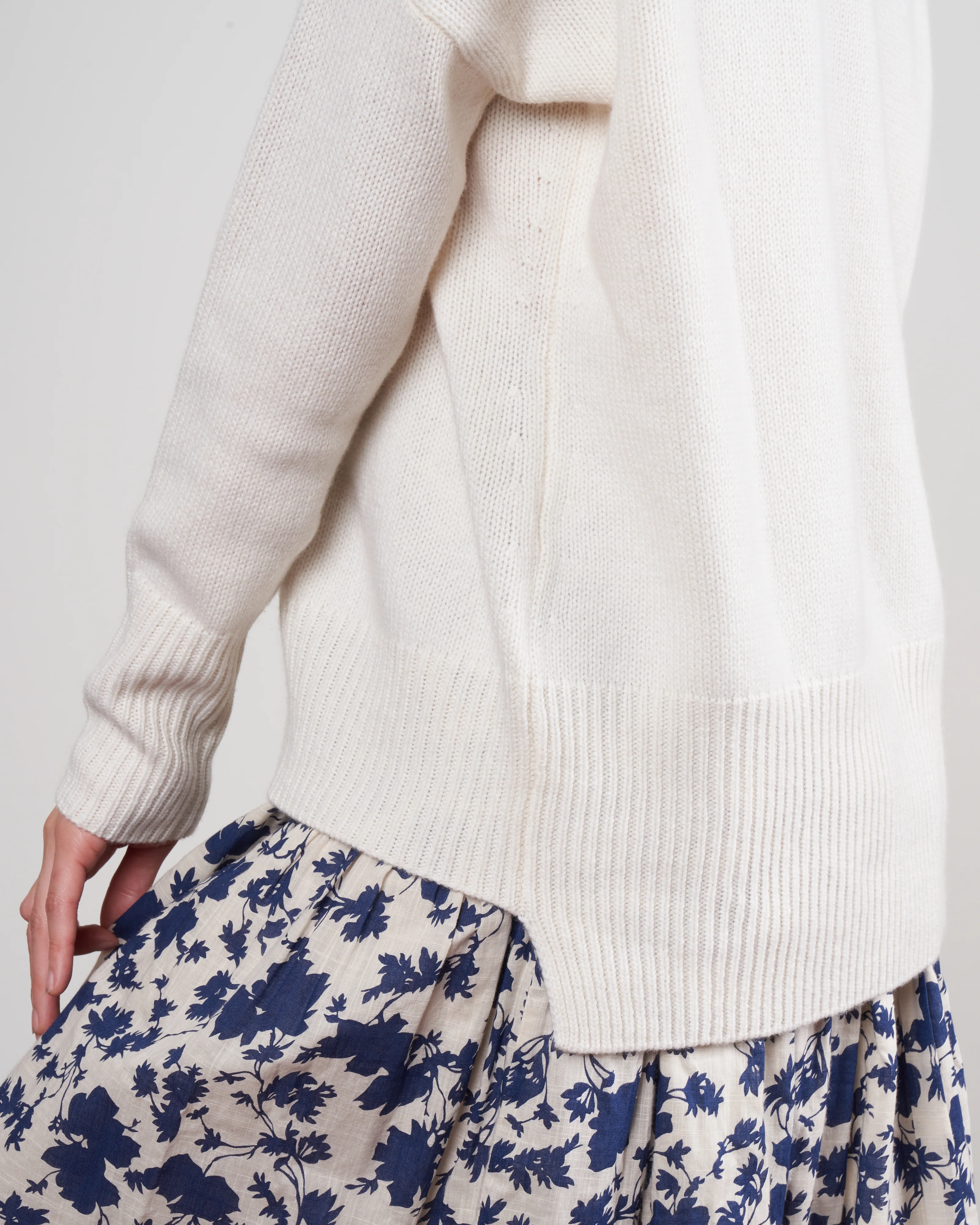ines v-neck sweater - cream - Image 5