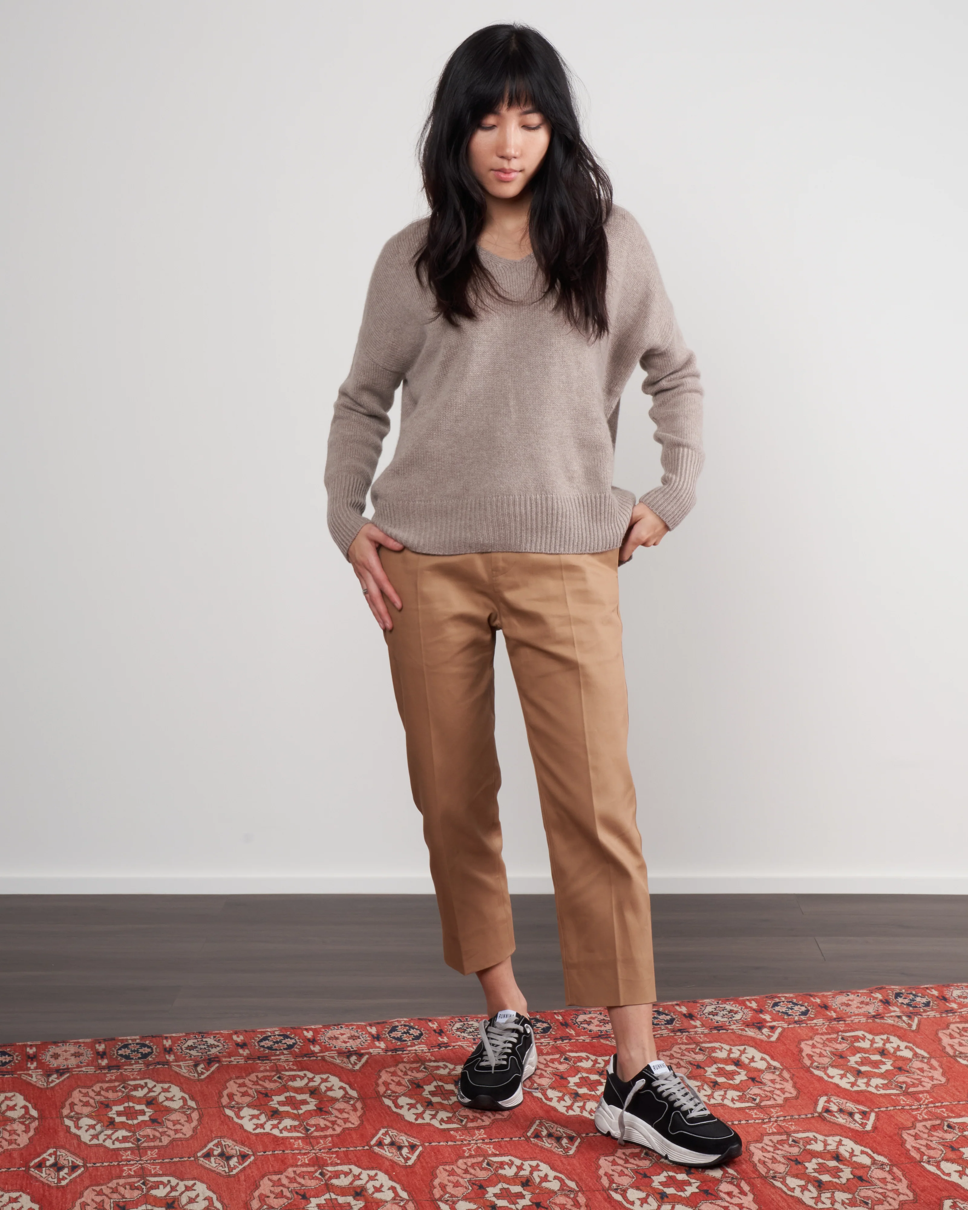 ines v-neck - taupe - Image 2