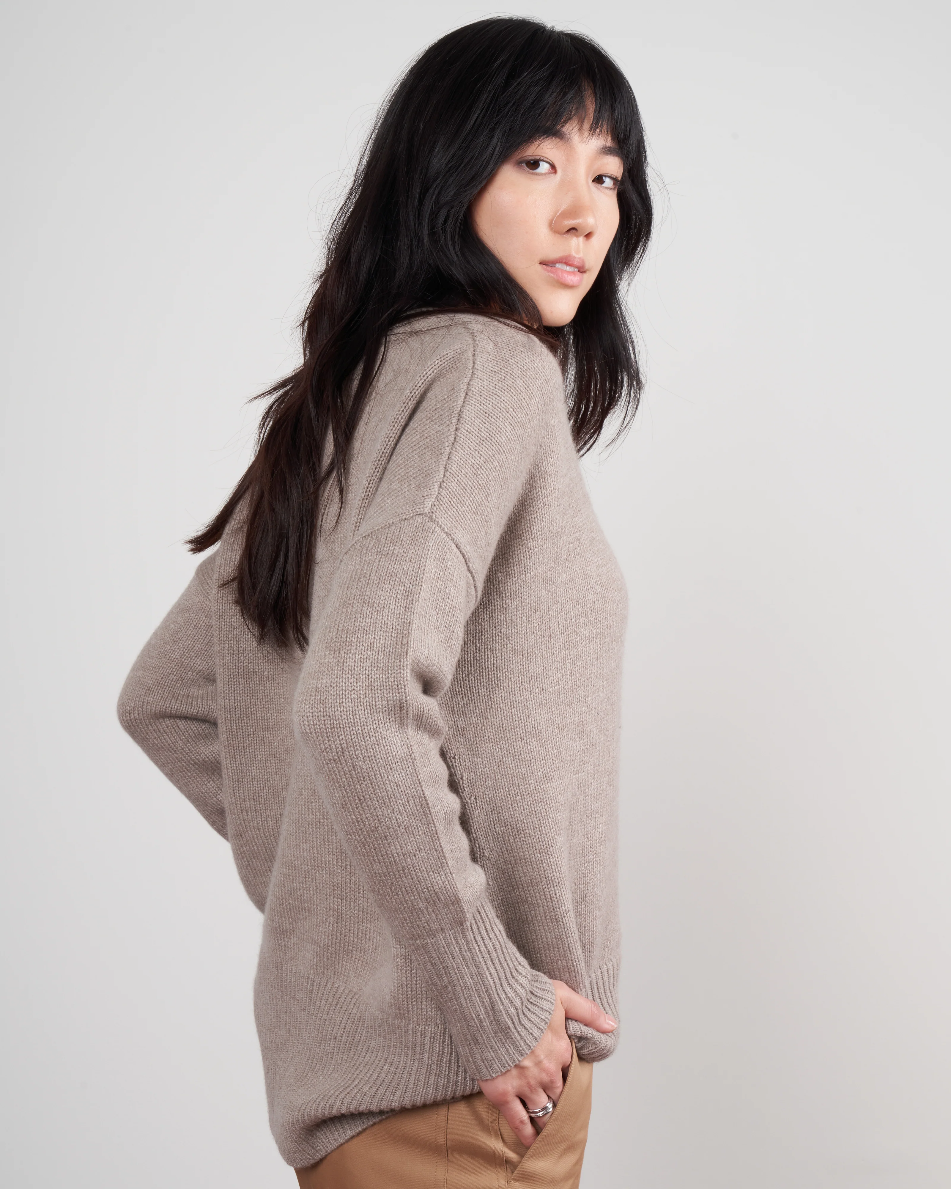 ines v-neck - taupe - Image 3