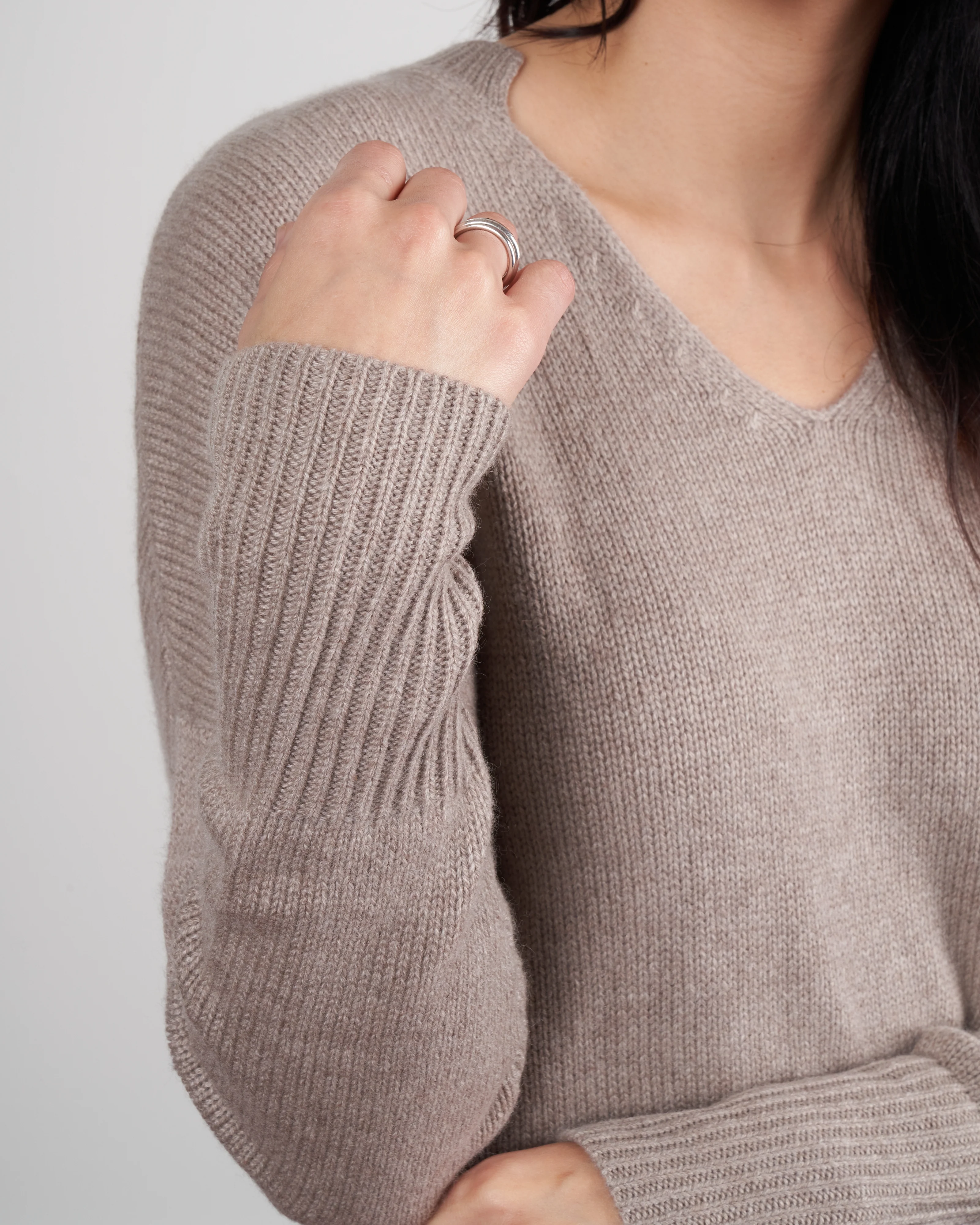 ines v-neck - taupe - Image 5