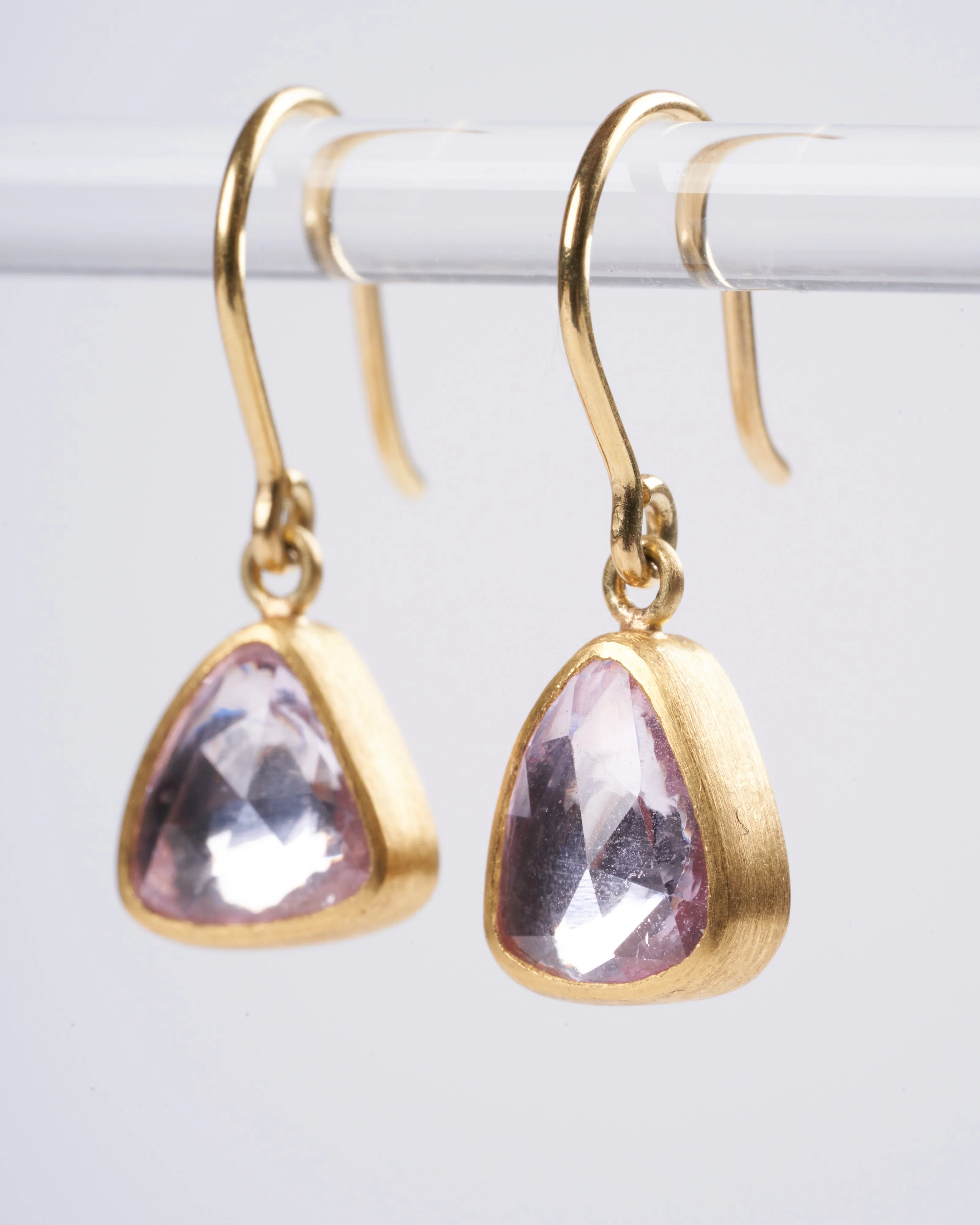 light pink sapphire earrings - pink/ gold - Image 2