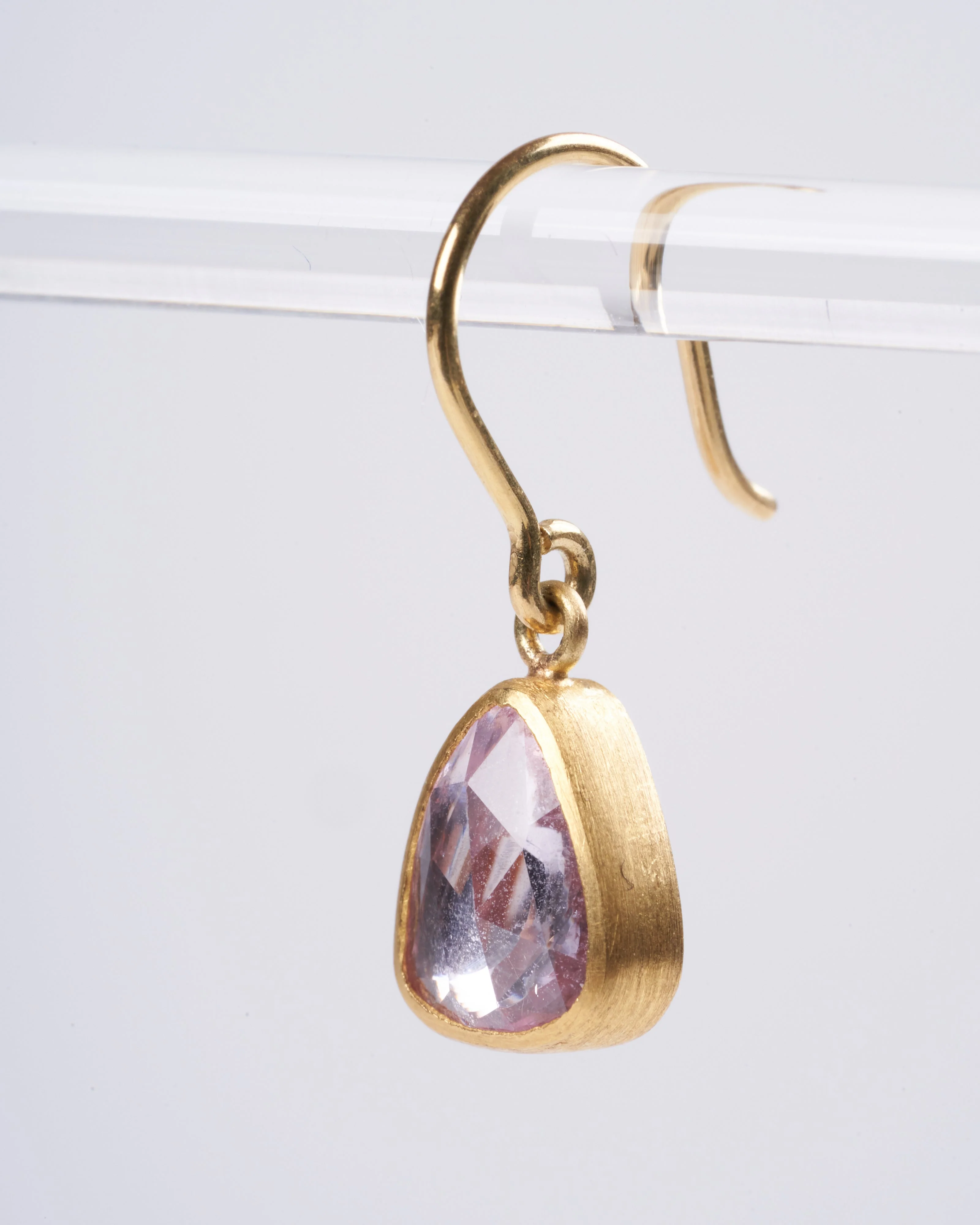 light pink sapphire earrings - pink/ gold - Image 3