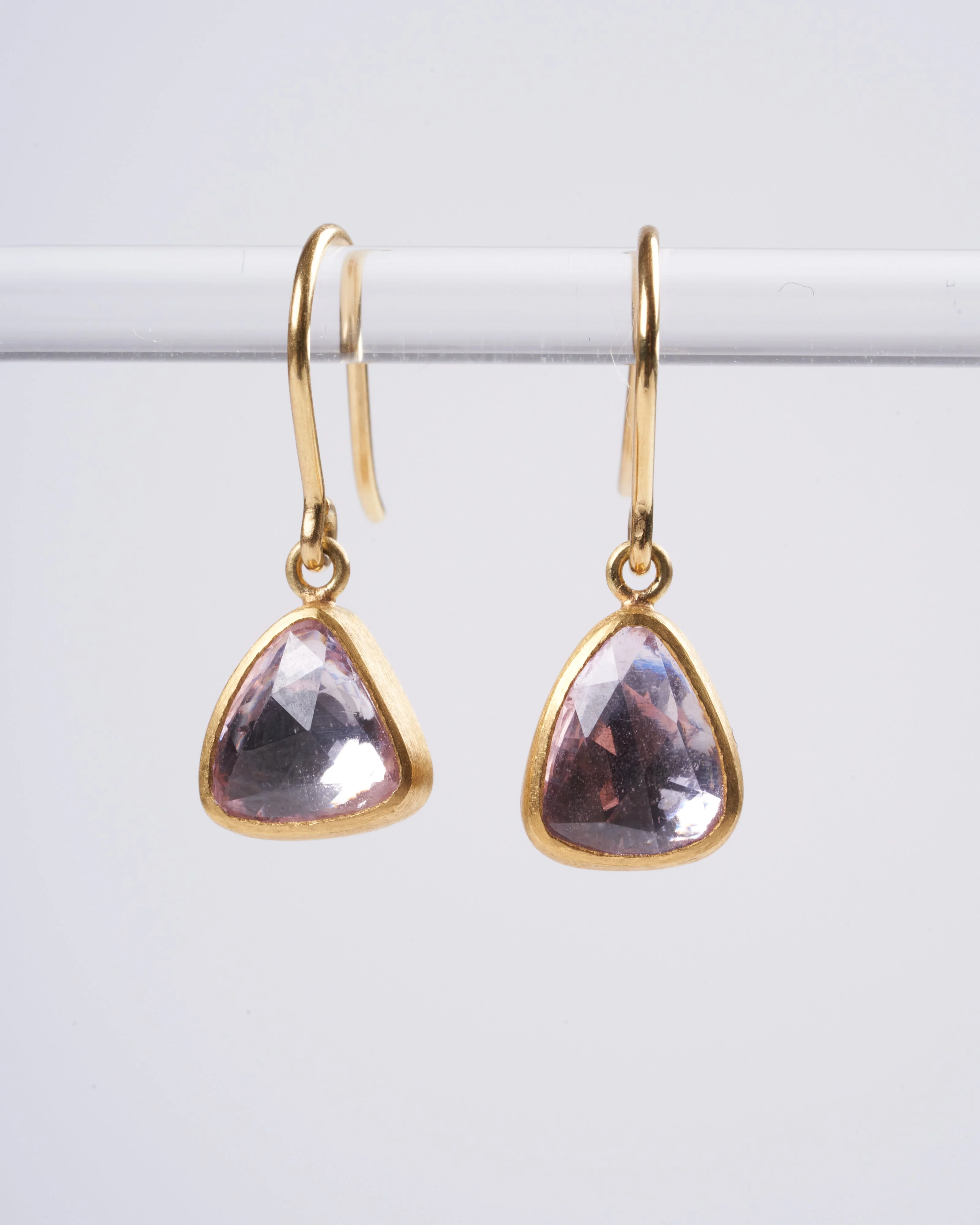 light pink sapphire earrings - pink/ gold - Image 4