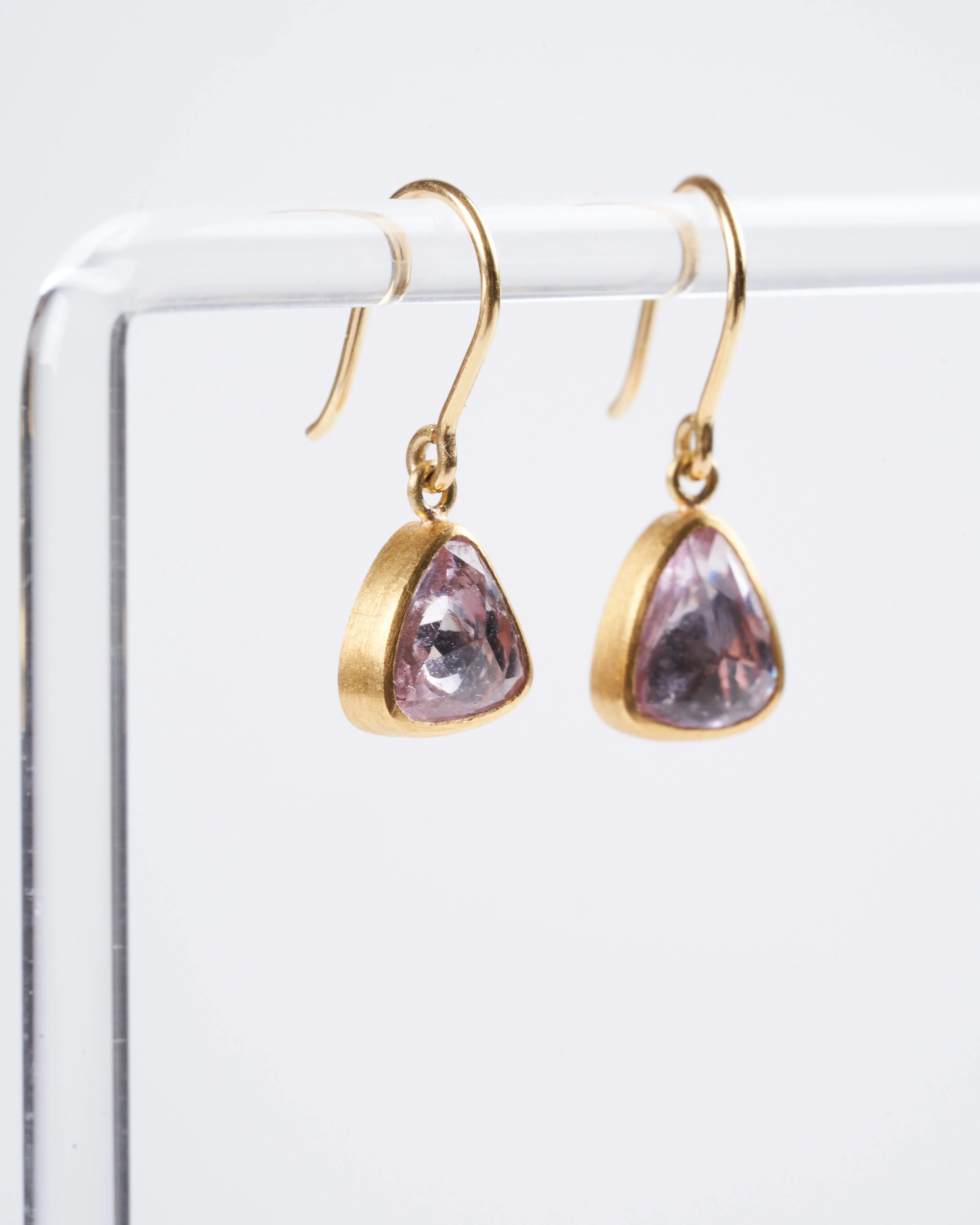 light pink sapphire earrings - pink/ gold - Image 5