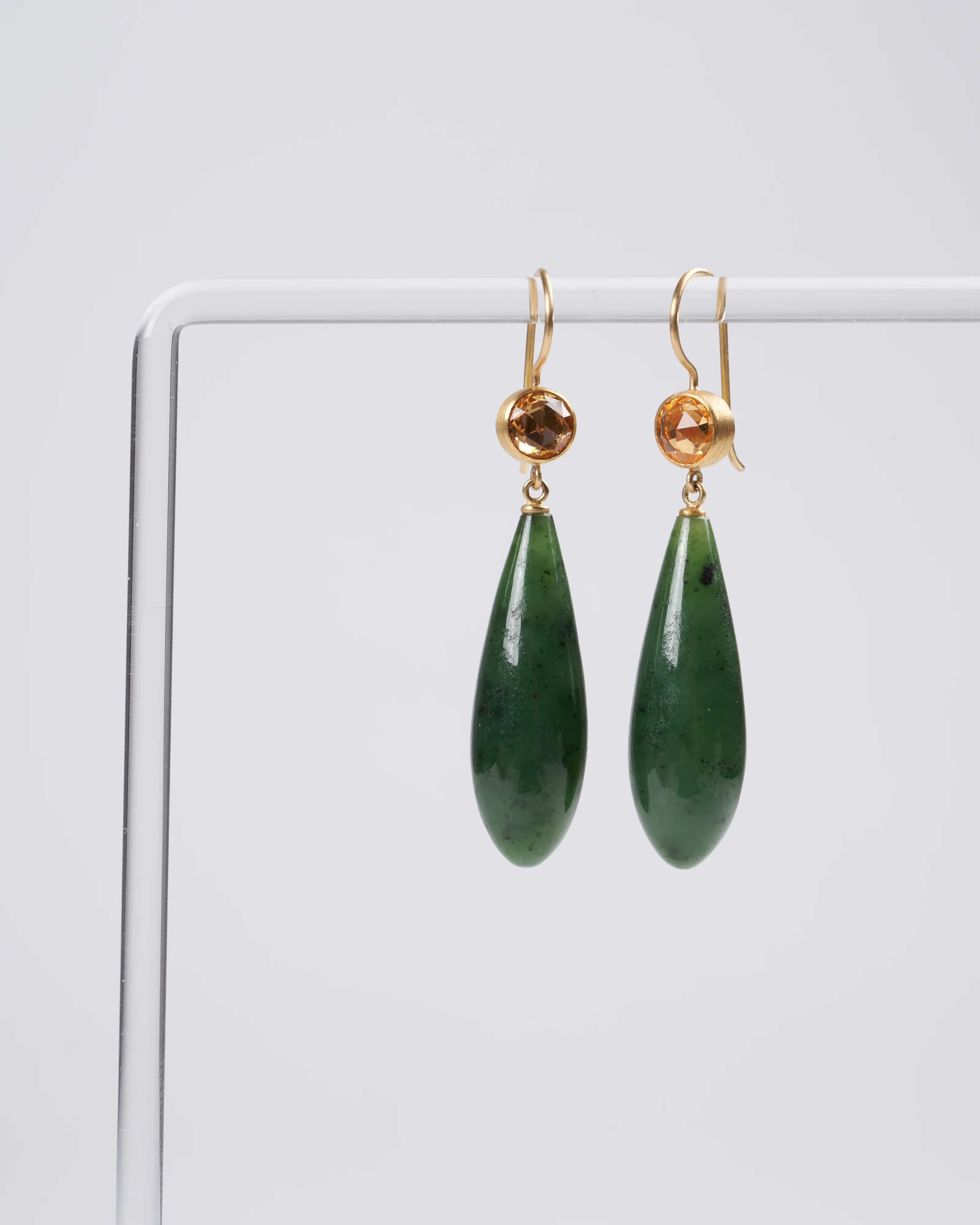 ofk apple and ear wire rosecut yellow sapphires with green jade 22/18k yg - green - Image 3