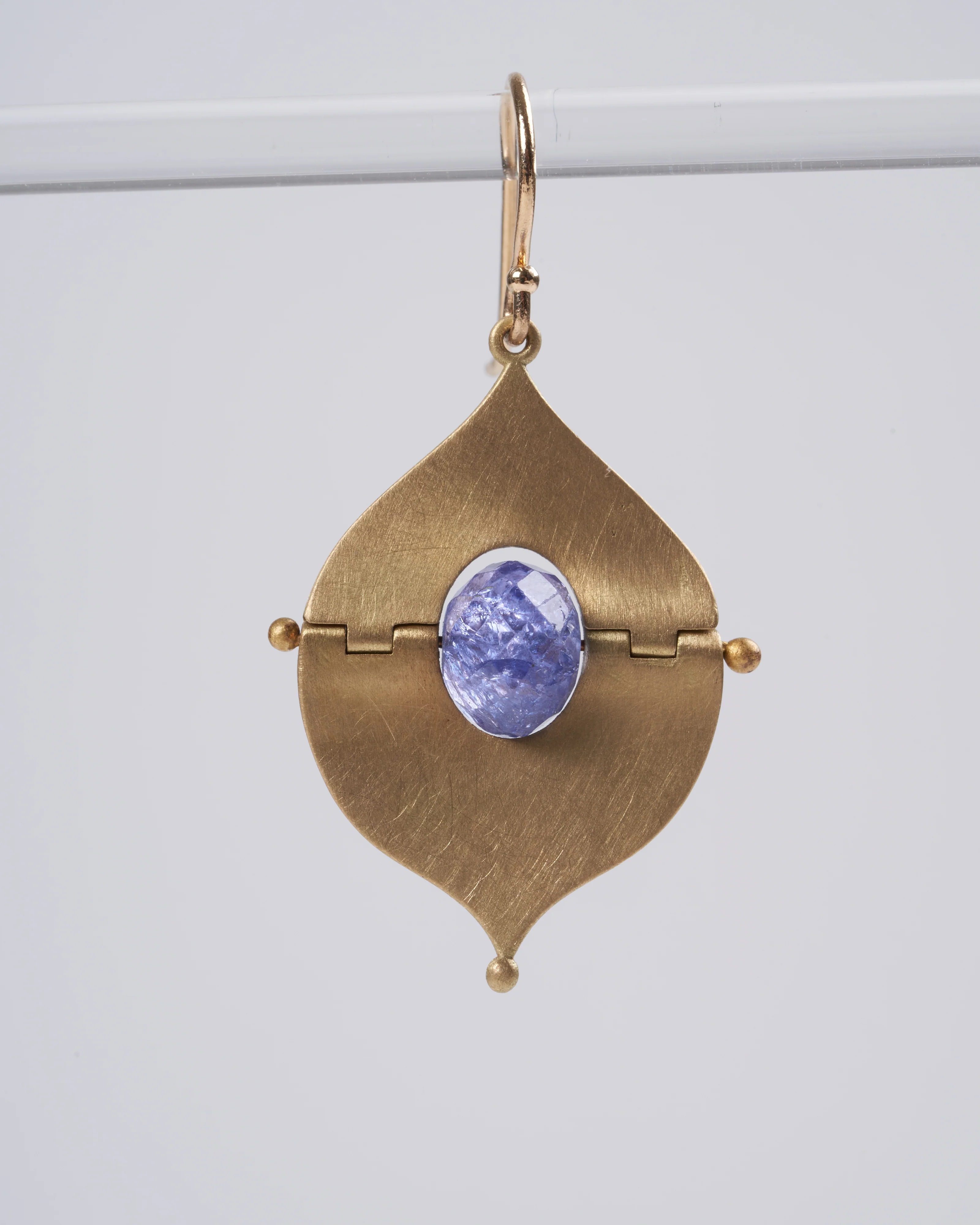 ritulated earring with tanzanite 18k yg - blue - Image 2