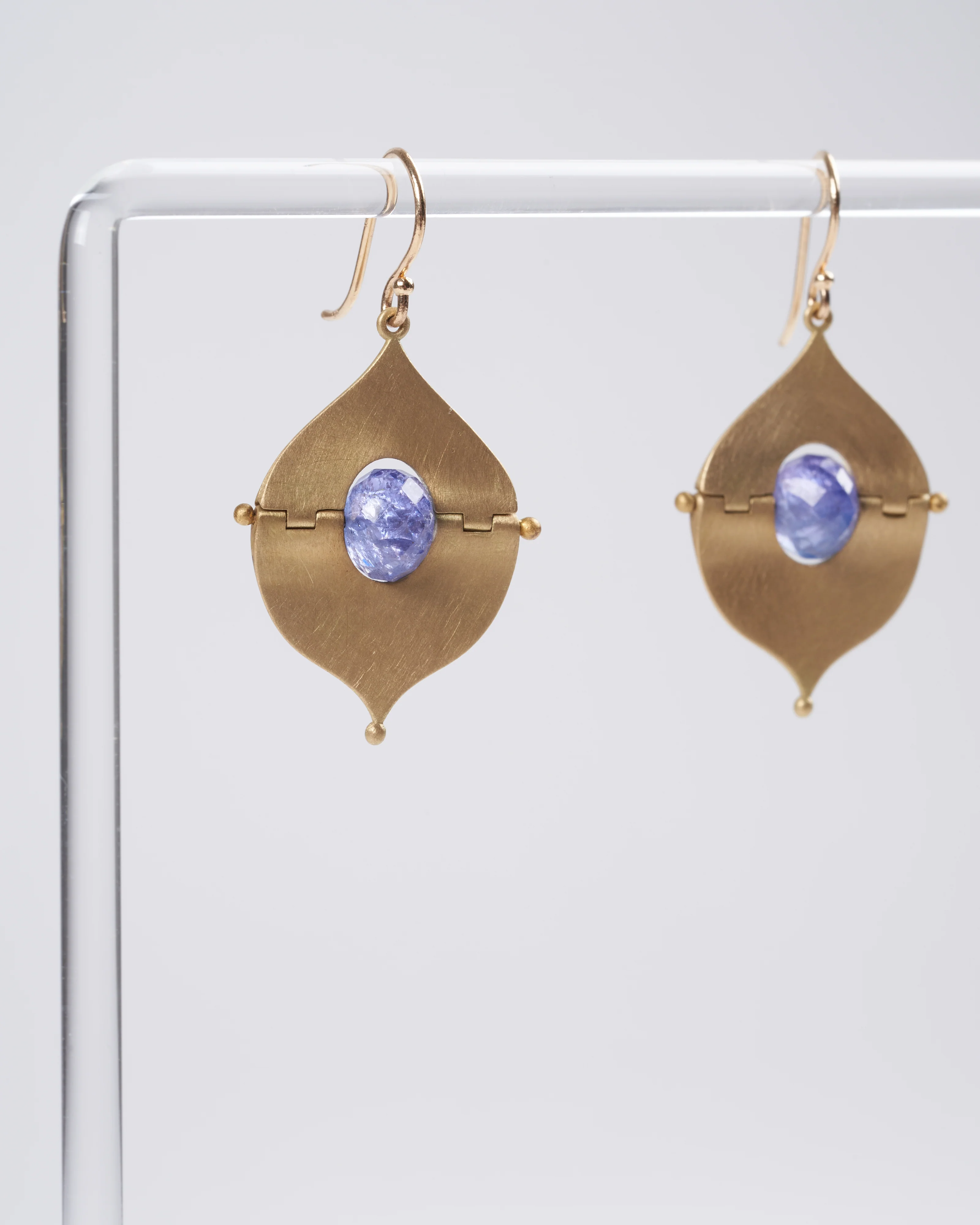 ritulated earring with tanzanite 18k yg - blue - Image 3