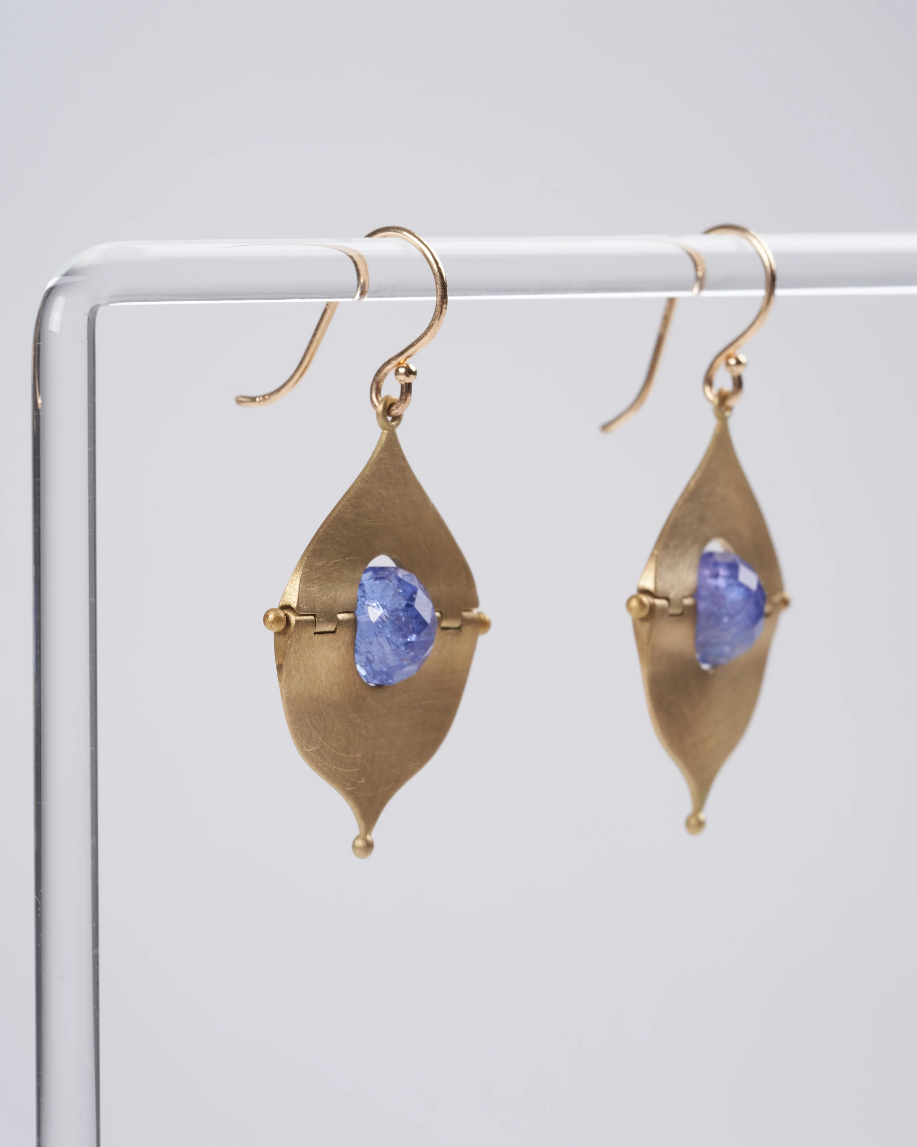 ritulated earring with tanzanite 18k yg - blue - Image 4