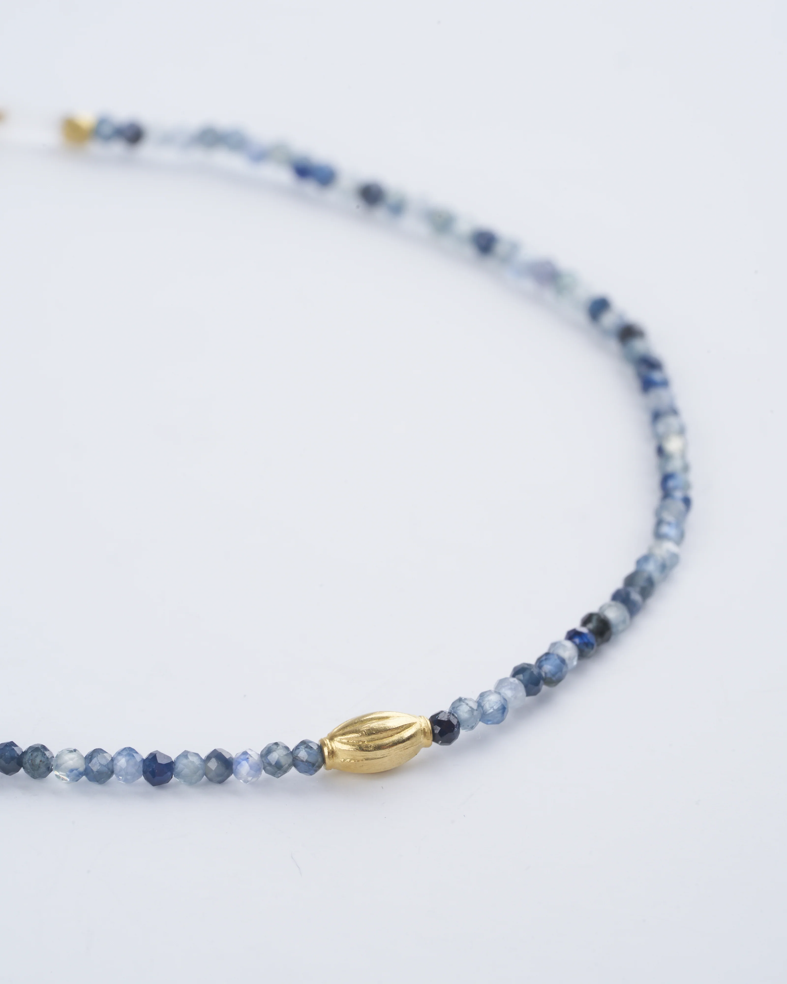blue sapphire bracelet with gold pod bracelet - 18k yellow gold - Image 3