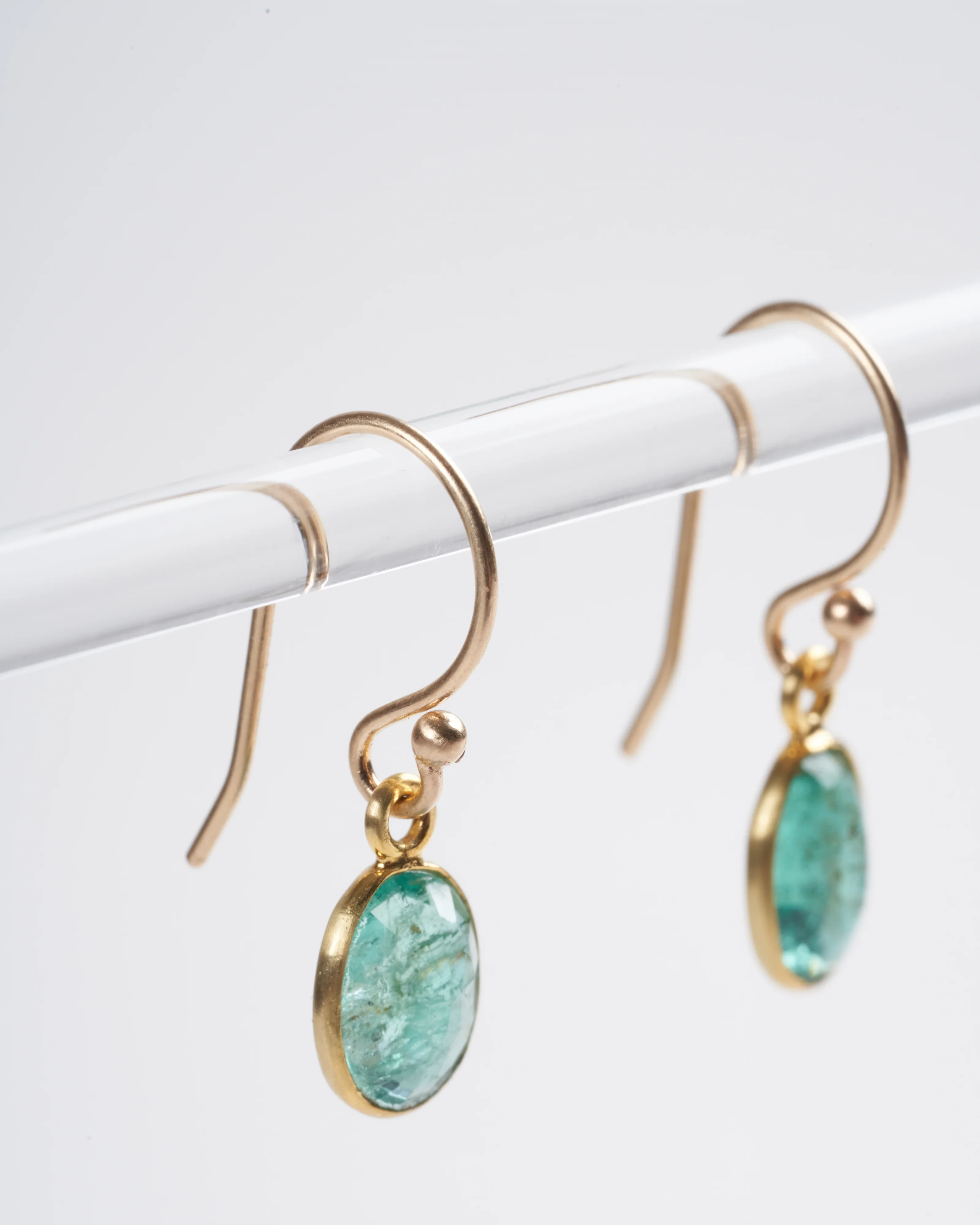 emerald 18k yg xs earrings - green - Image 3