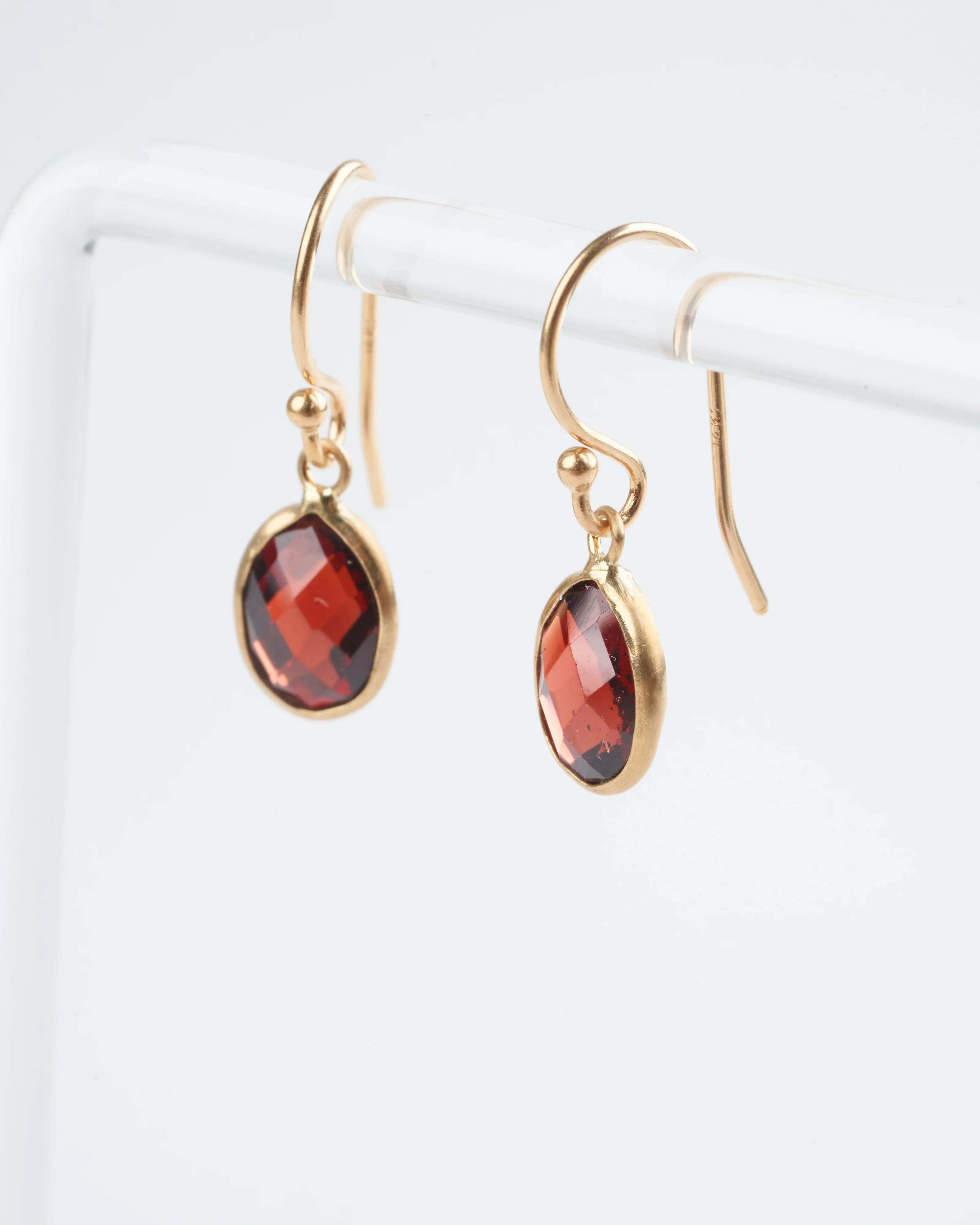 garnet drop earrings - red - Image 2