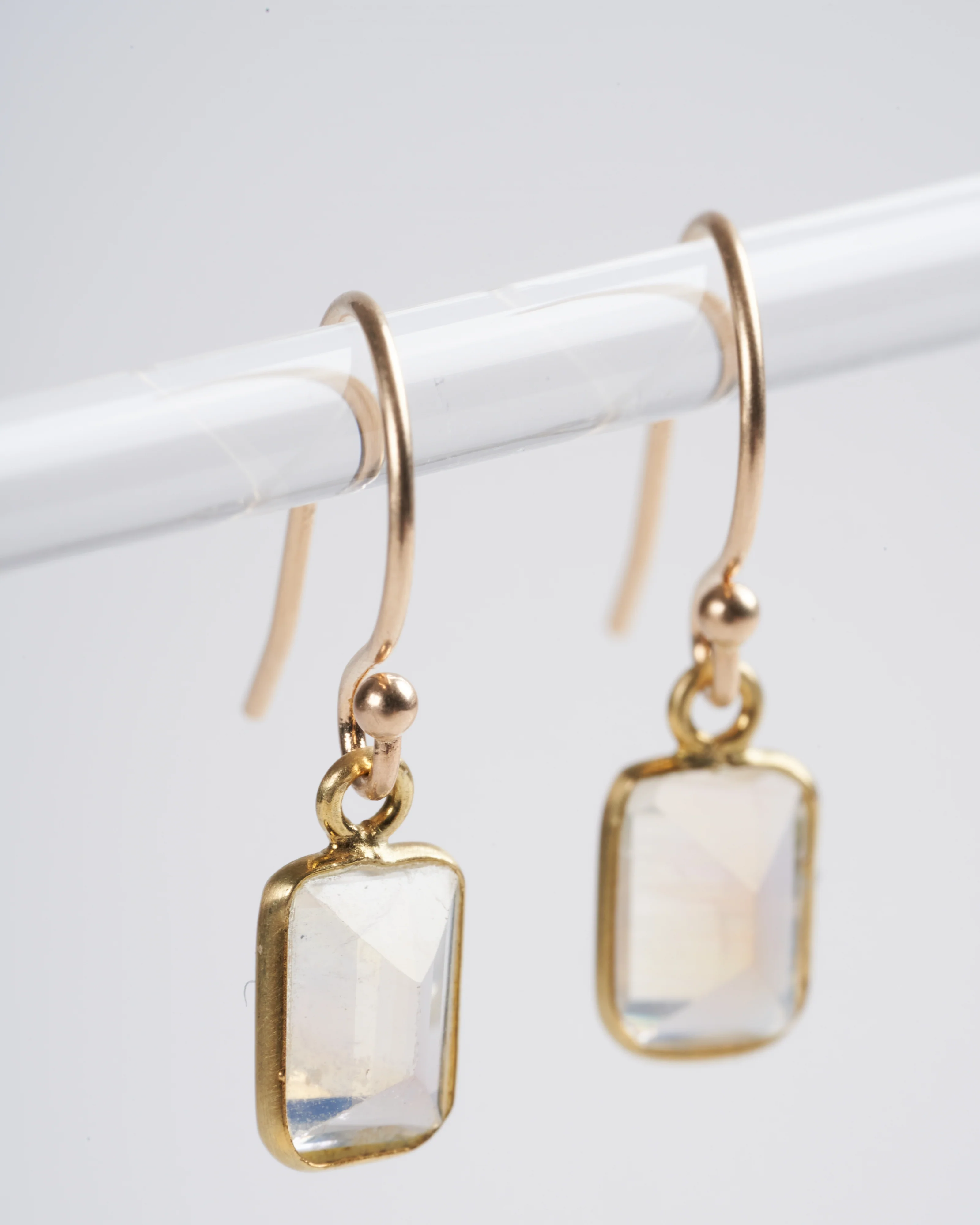 moonstone earrings with 18k yg - white - Image 3