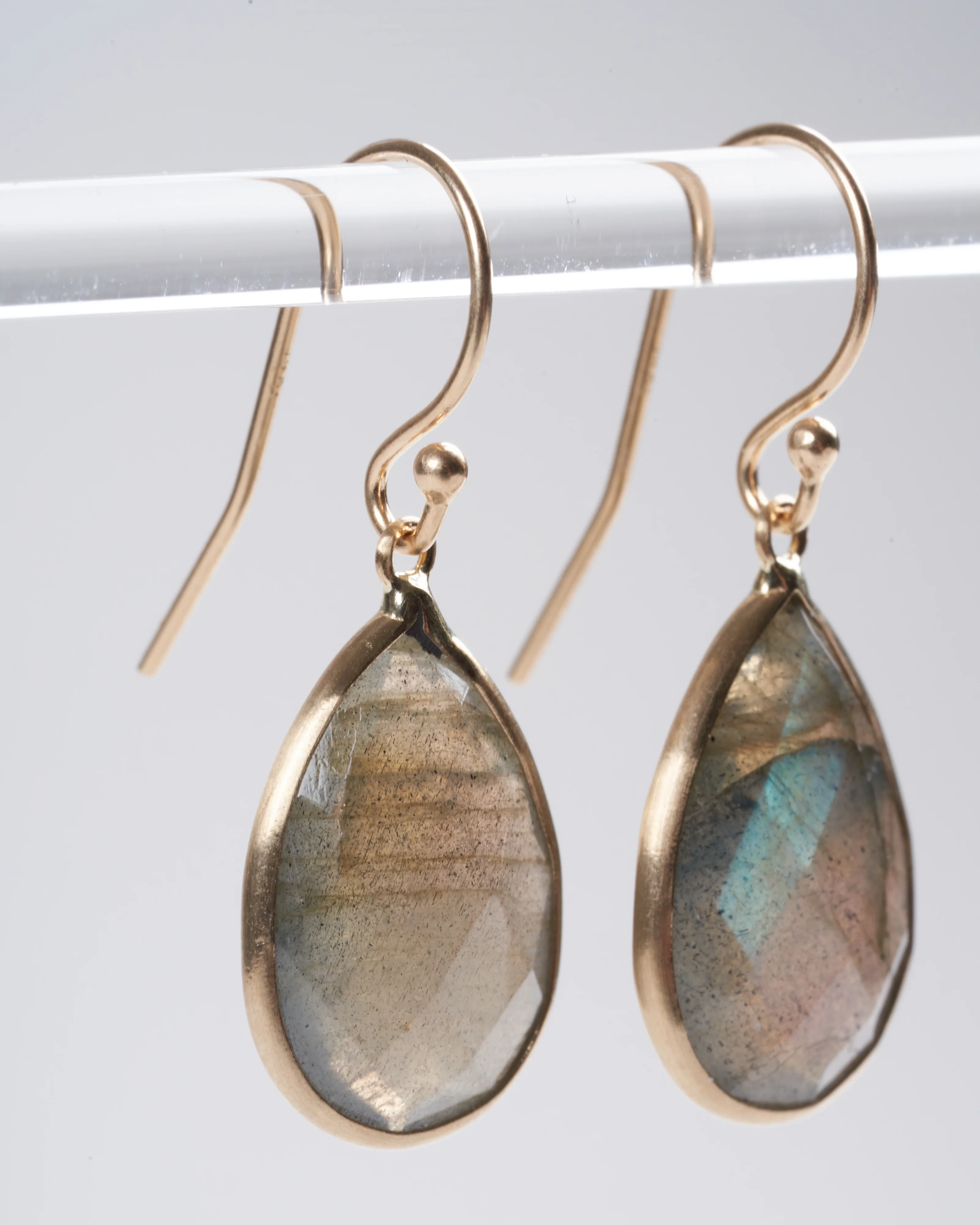 teardrop faceted labradorite earrings 18k yg - blue/green - Image 3