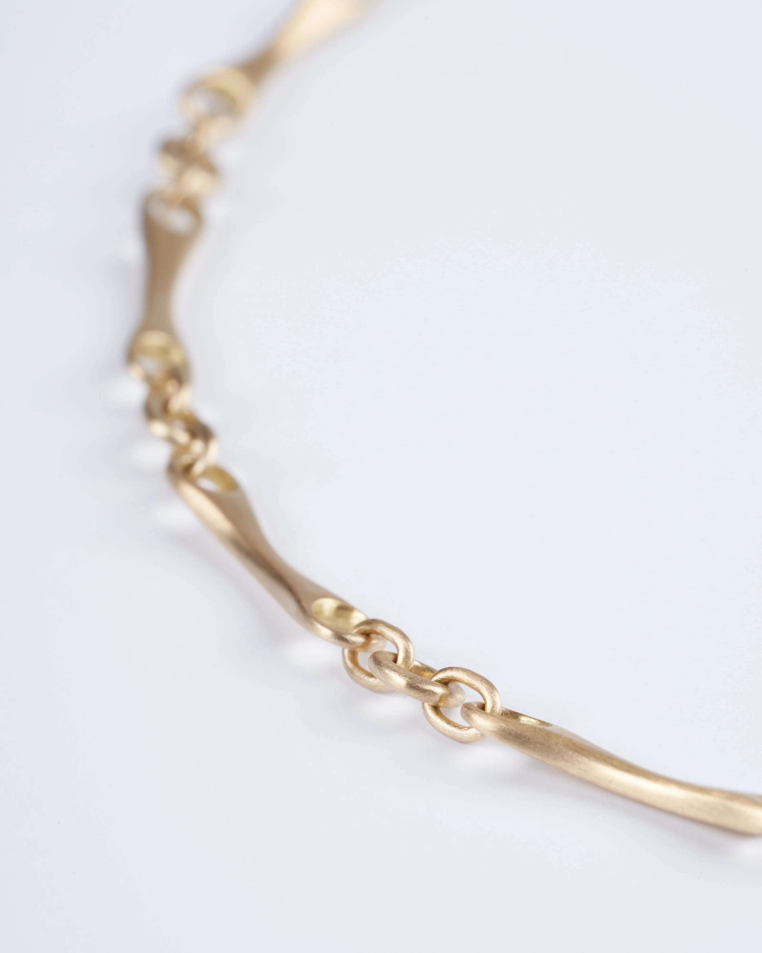 small city bar necklace - gold - Image 4