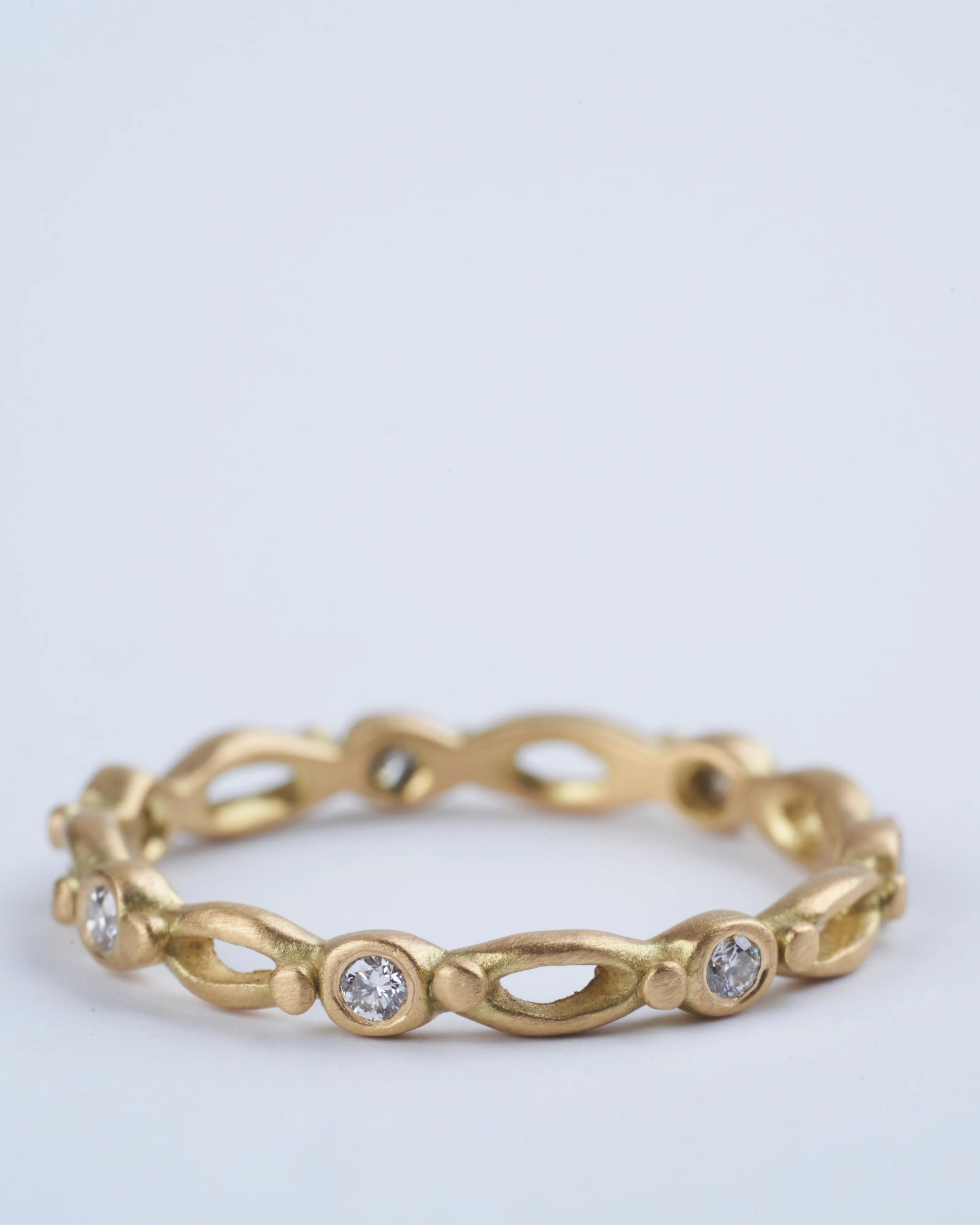 goddess small band with diamonds - 18k yellow gold - Image 3
