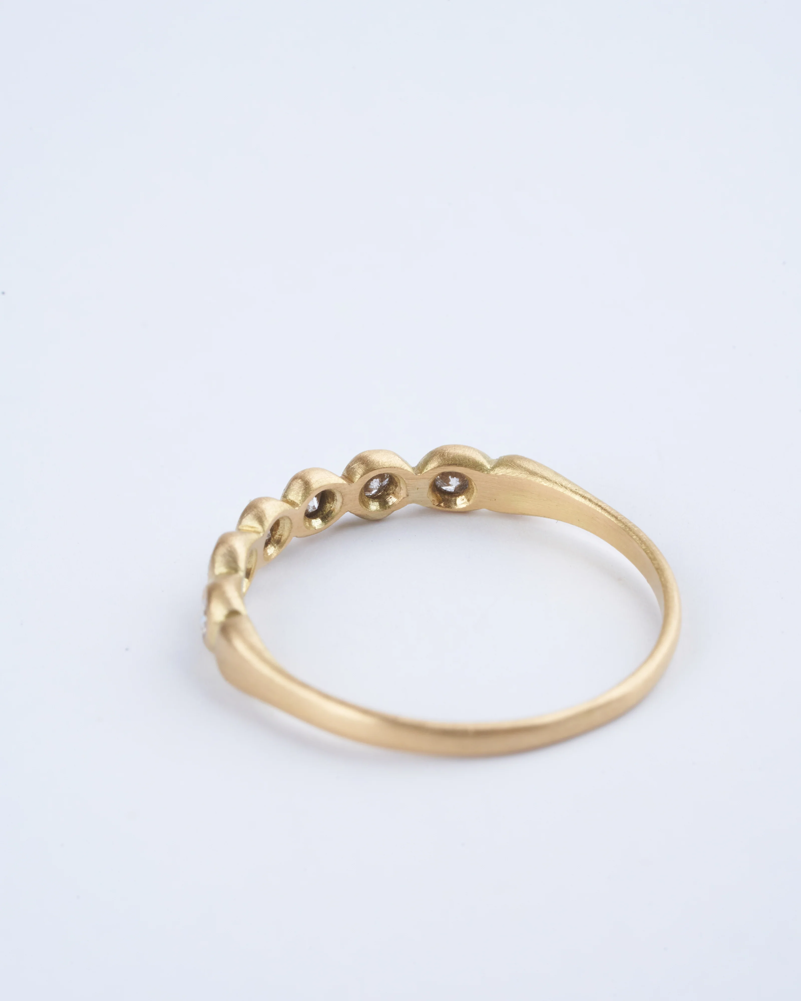 porch skimmer band with 2mm diamonds - 18k yellow gold - Image 4