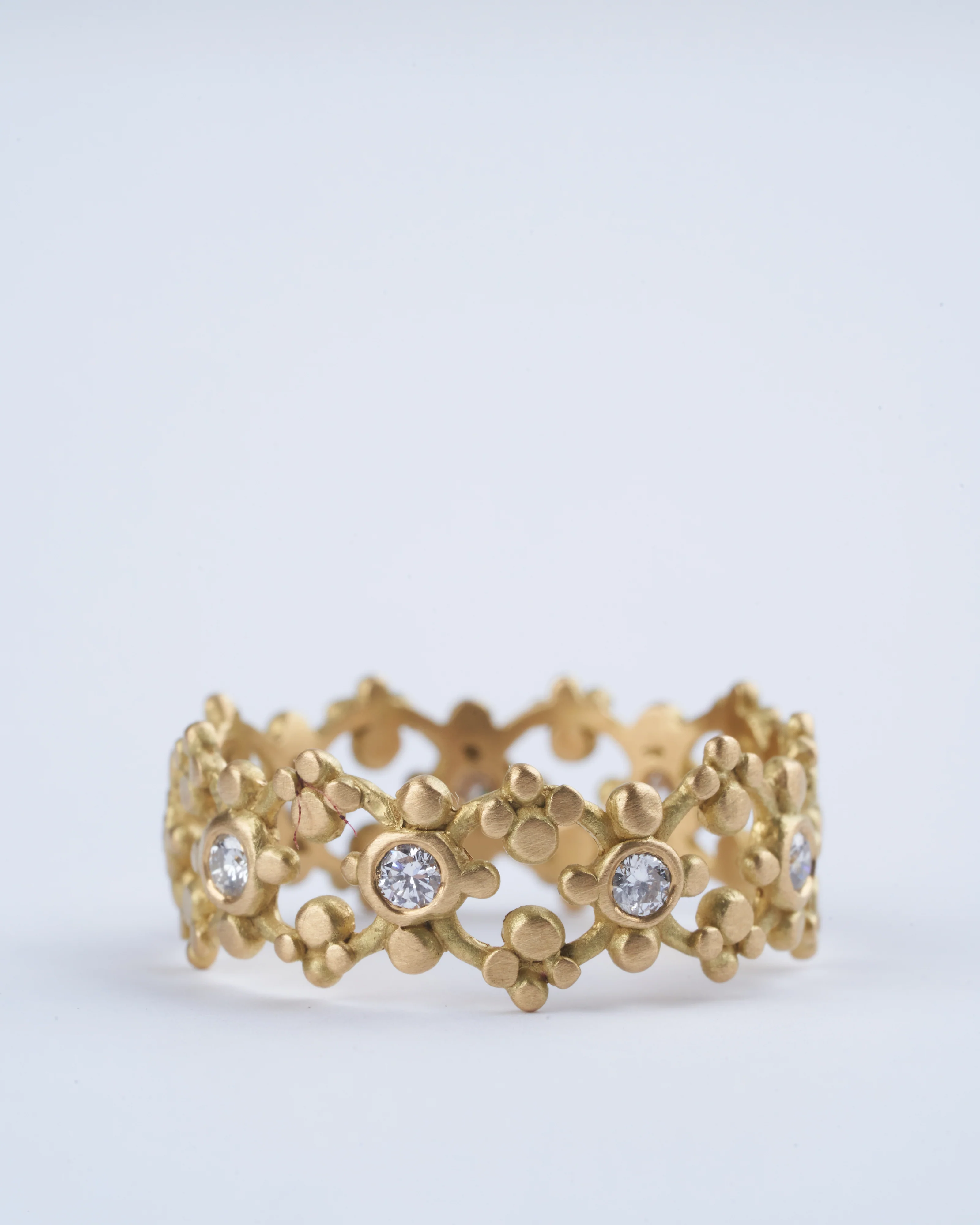 sia scalloped band 7.5mm - 18k yellow gold - Image 3