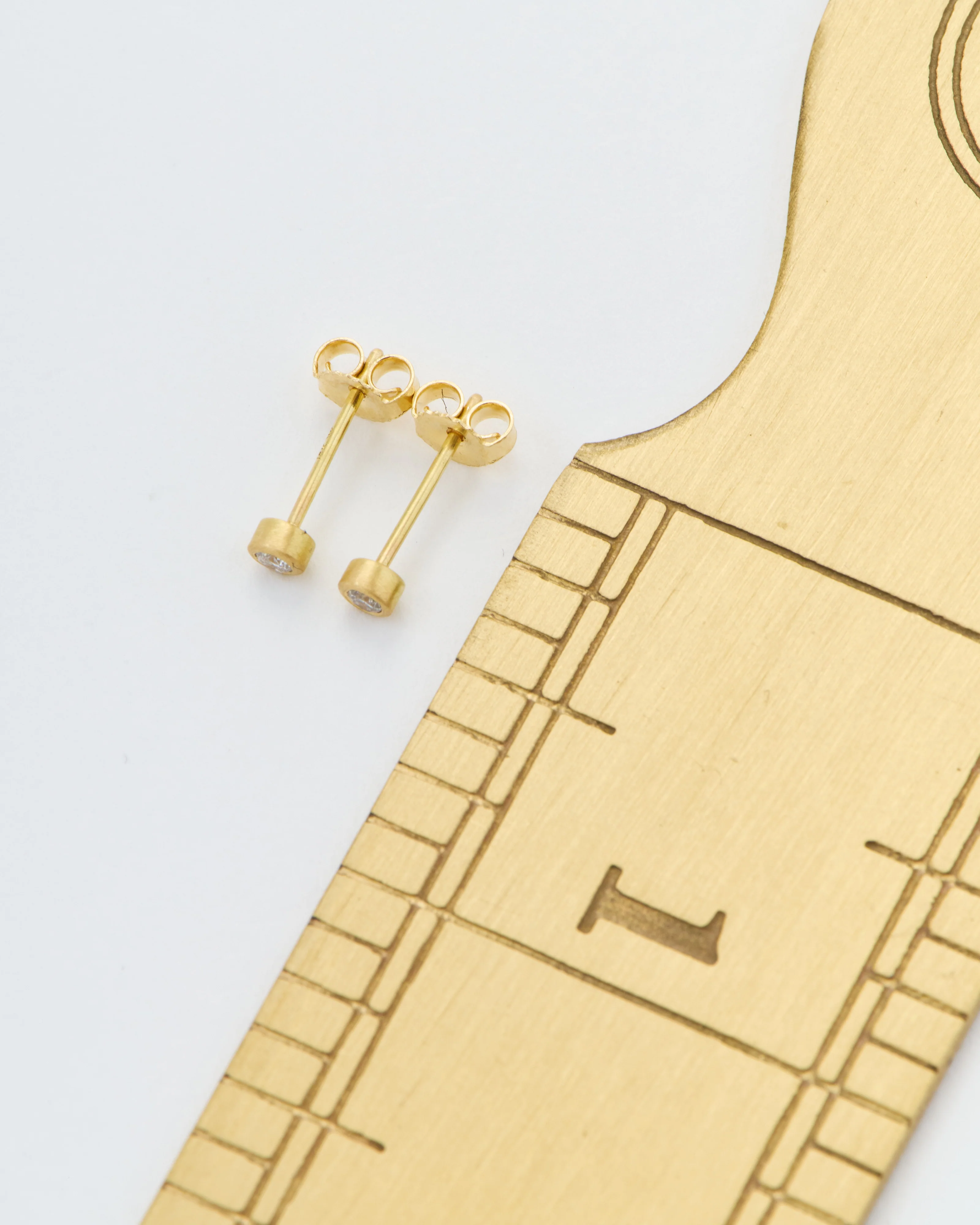 teeny 3pt diamond studs - Image 5