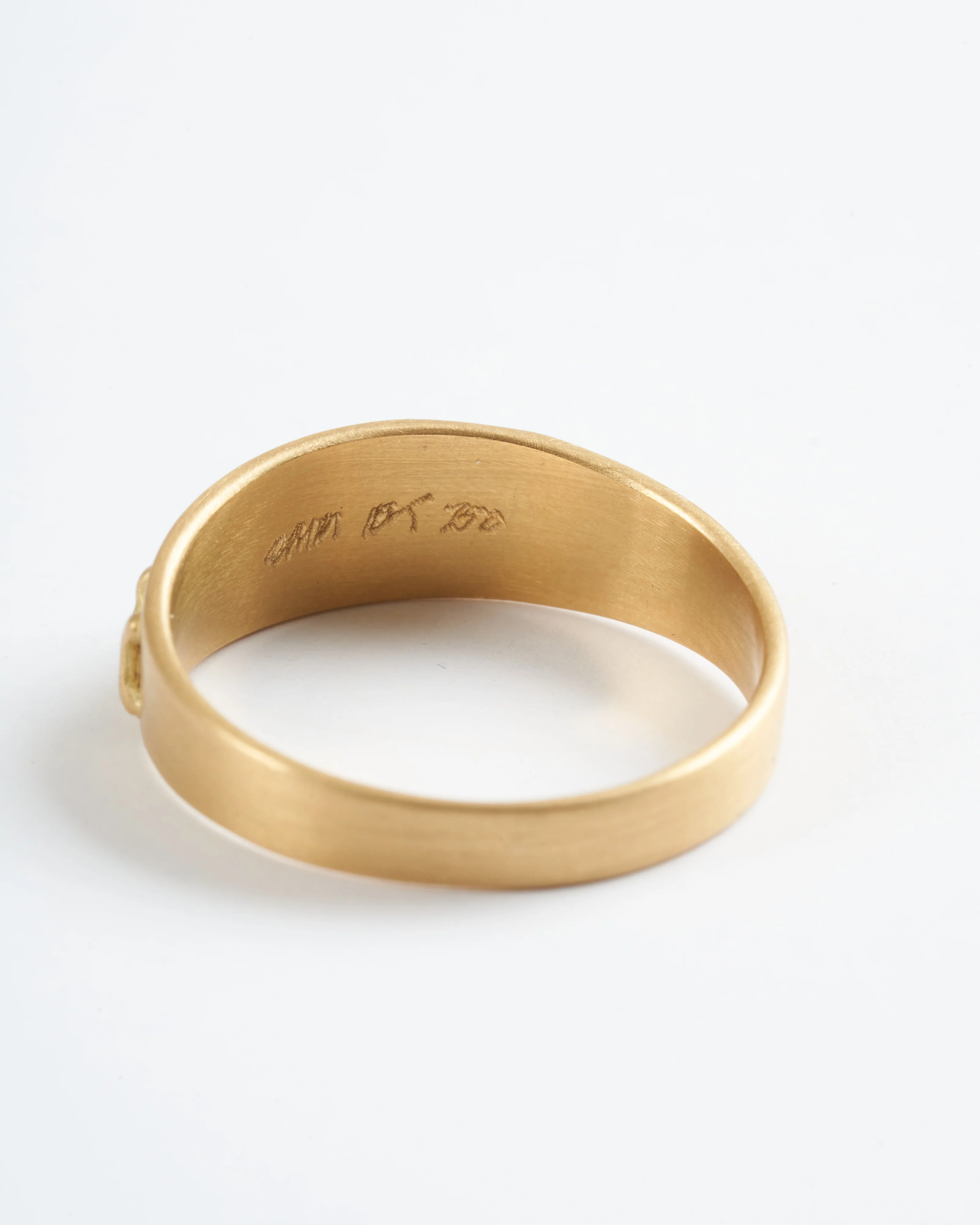 text signet ring - gold - Image 4