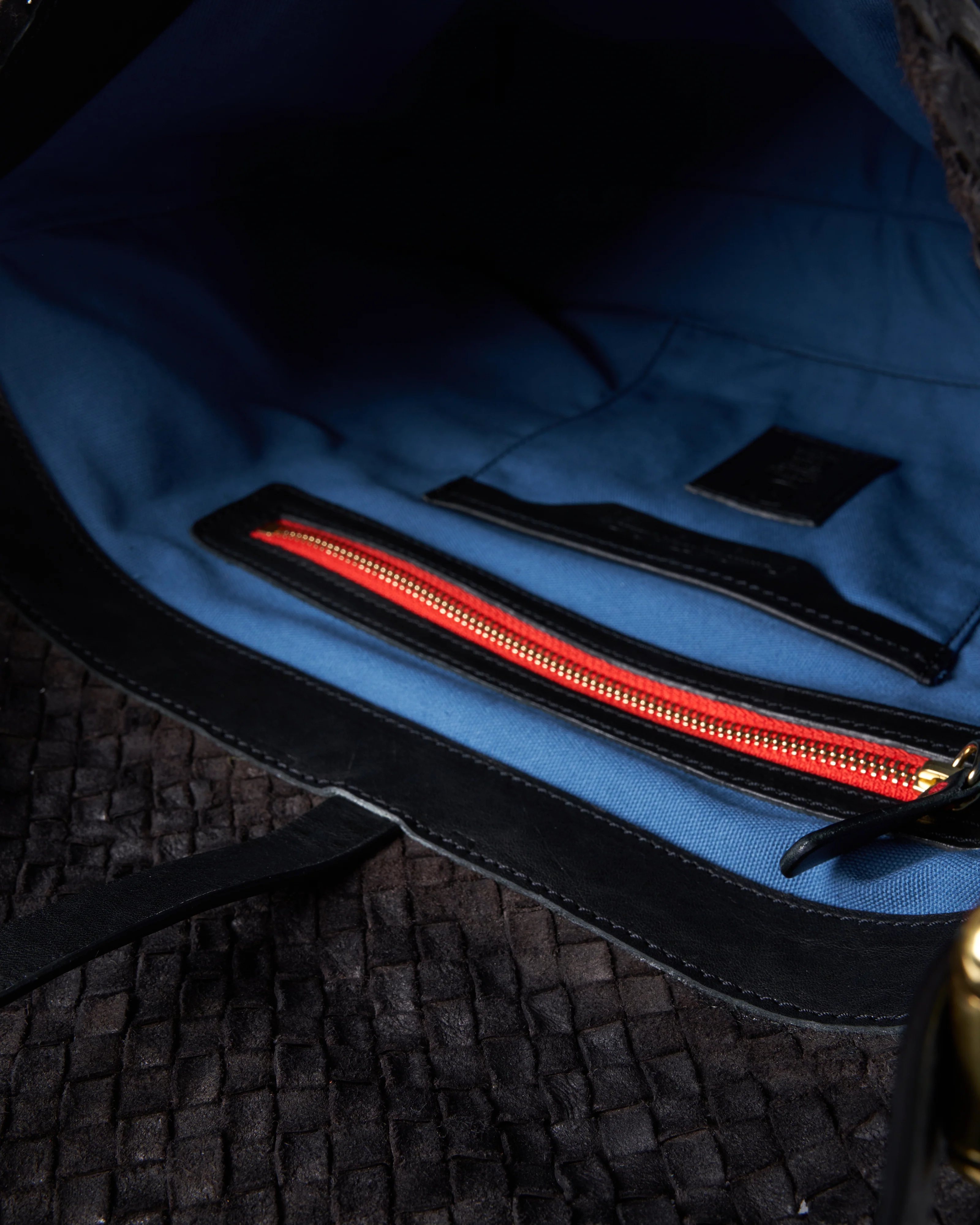 aspen wood shoulder bag - nero leather - Image 6