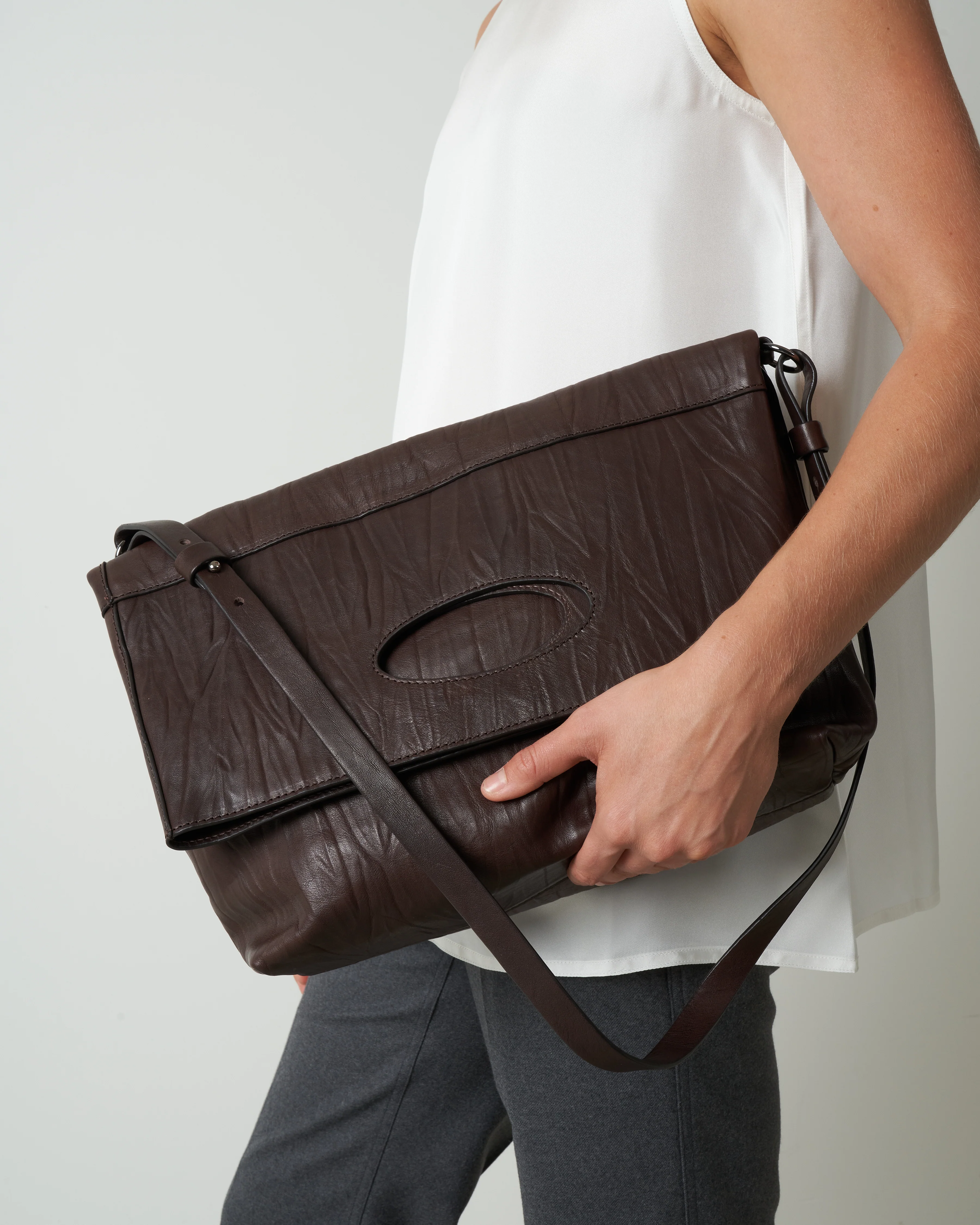 fold-over crossbody with handles - ebano - Image 2