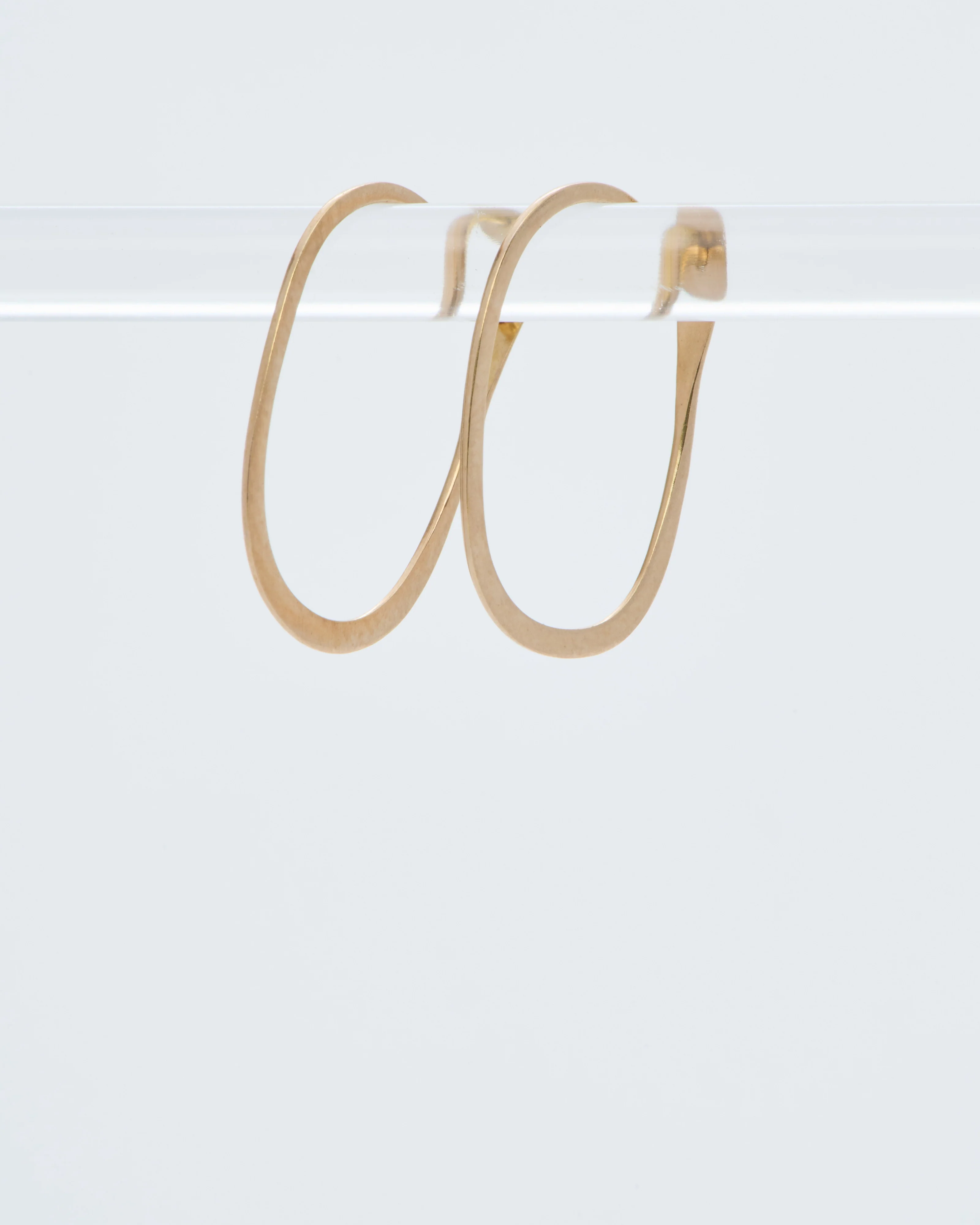 14 karat gold oval hoop - Image 3