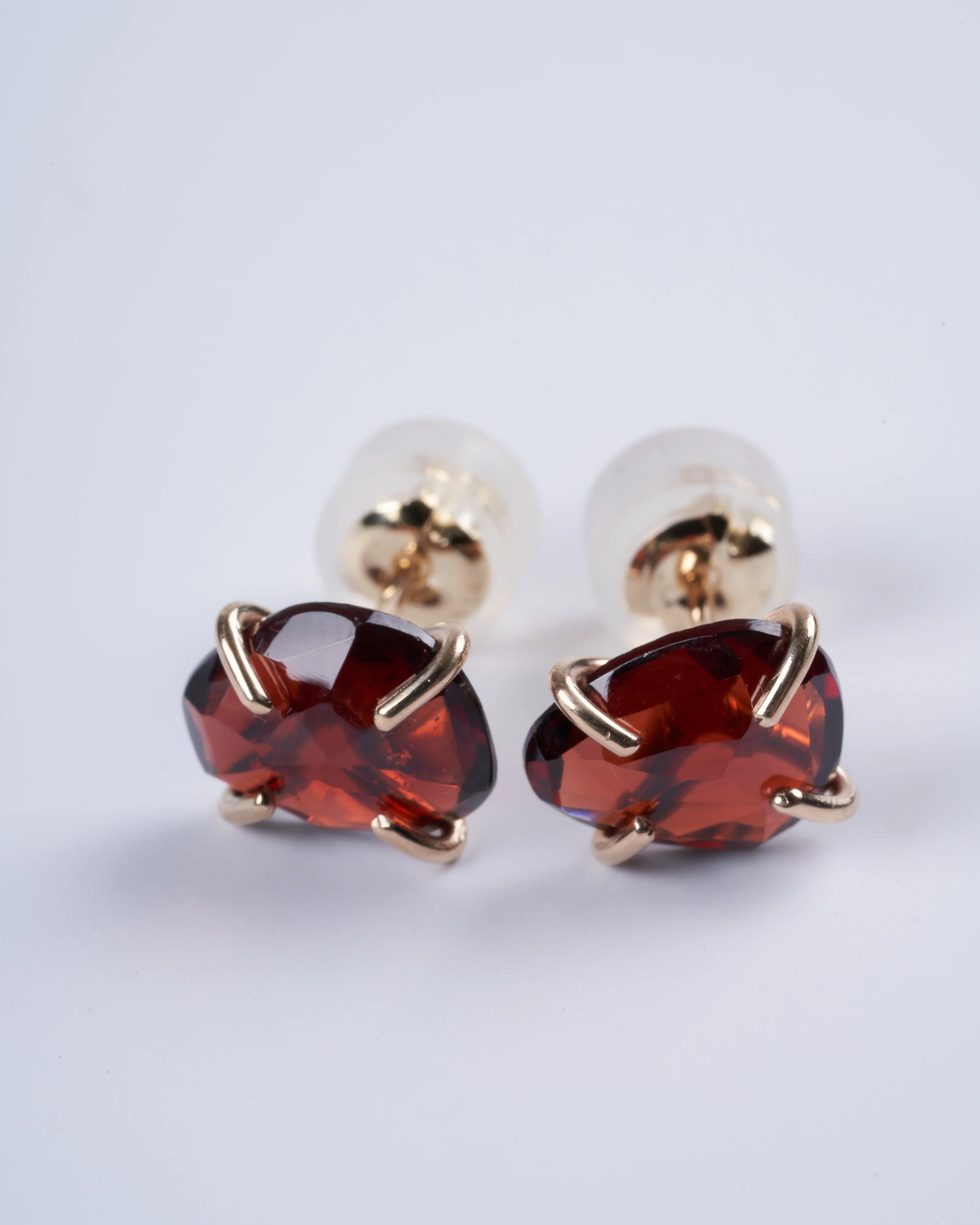 14k gold prong set garnet post - Image 2