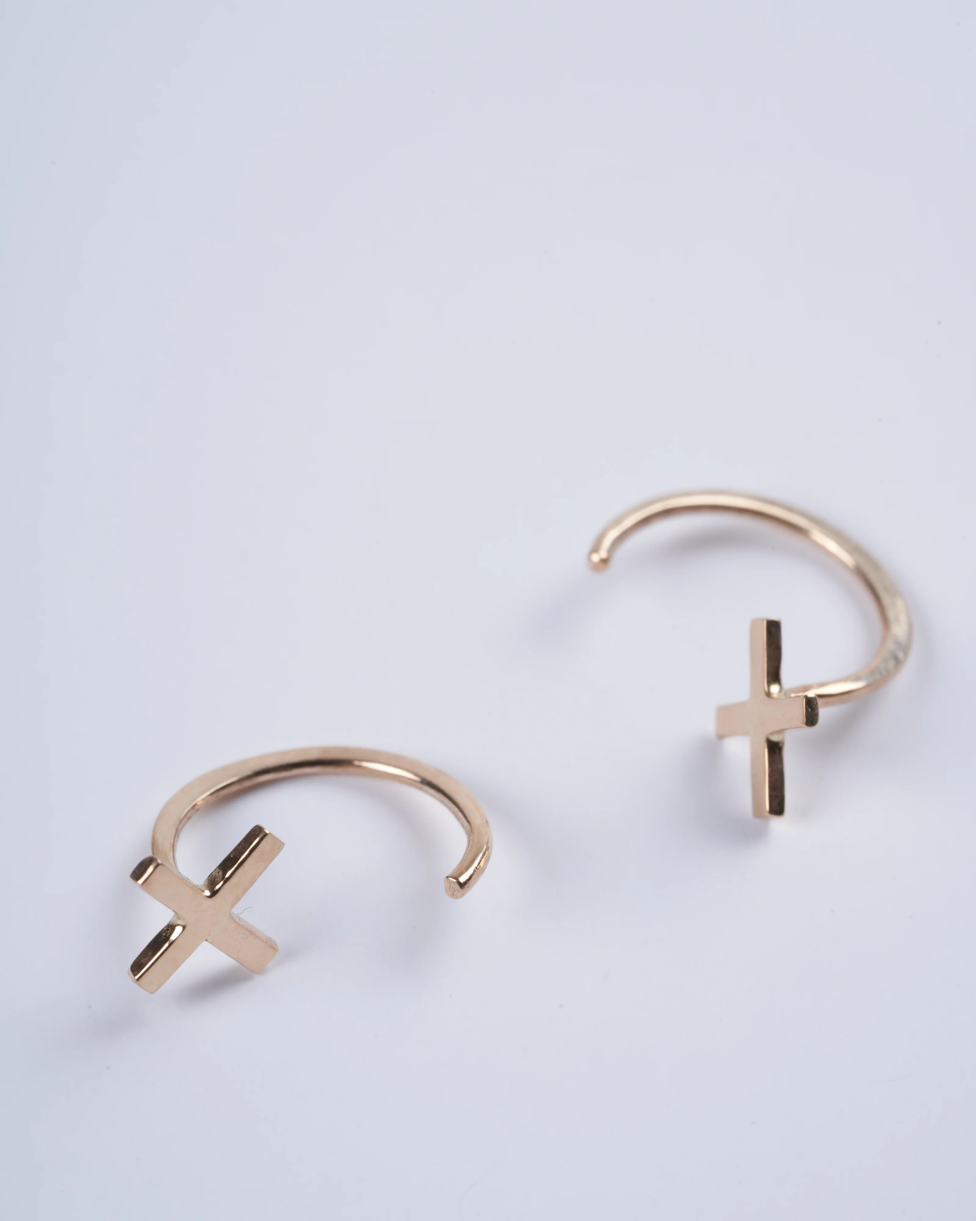 14k yellow gold x hug hoop - gold - Image 2