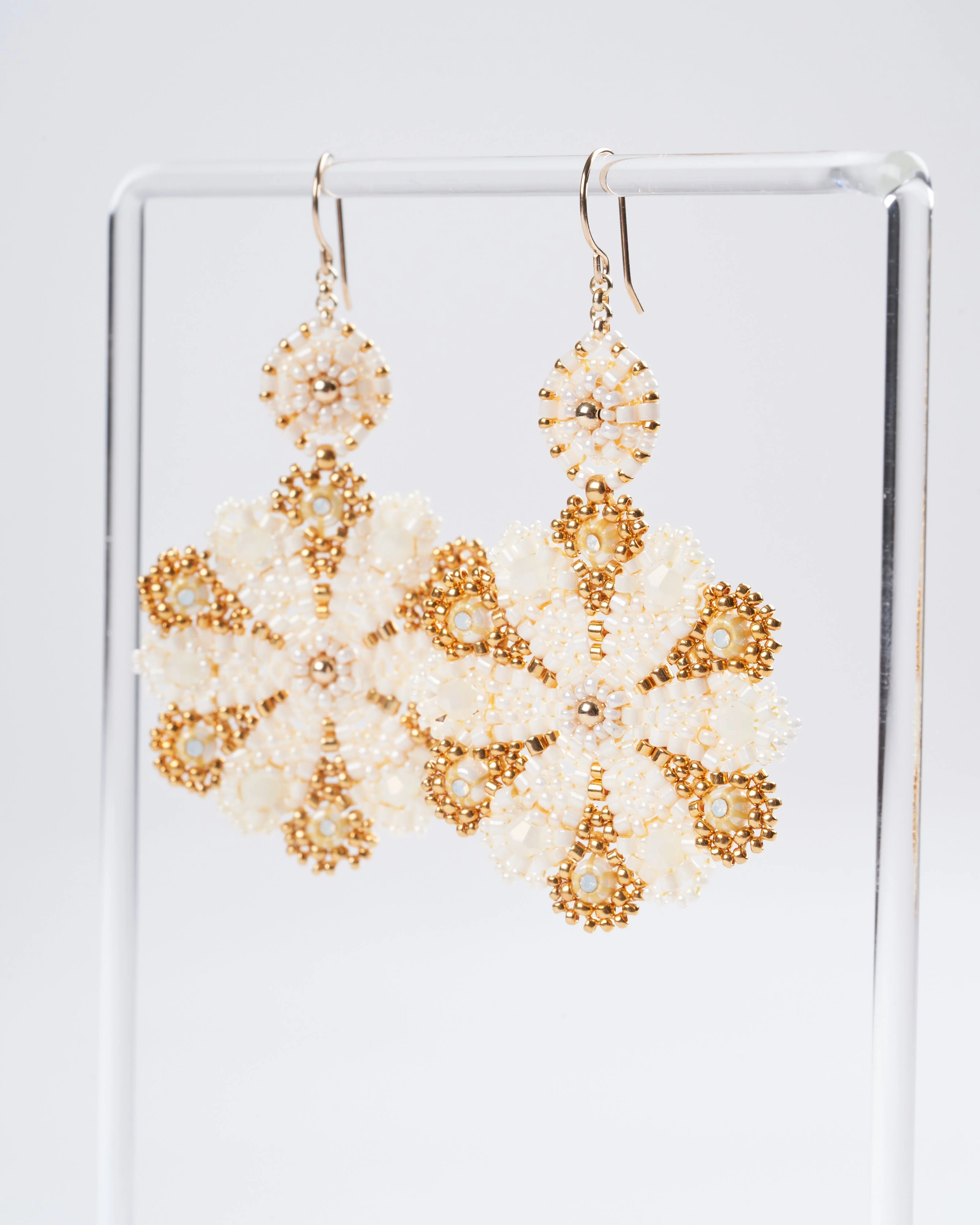 opalite flower with post white and gold - white - Image 4