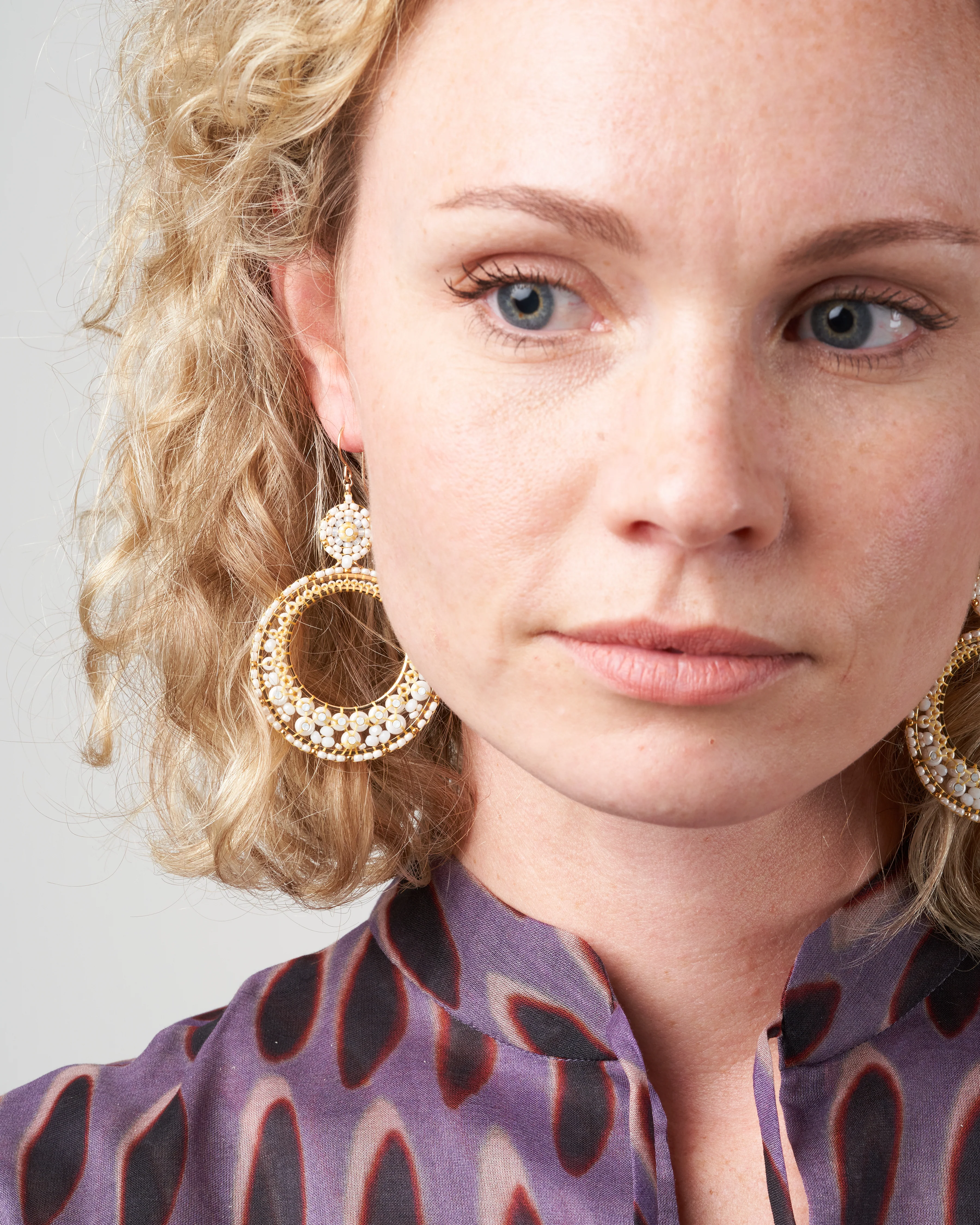 2.9" earrings - white/gold - Image 4
