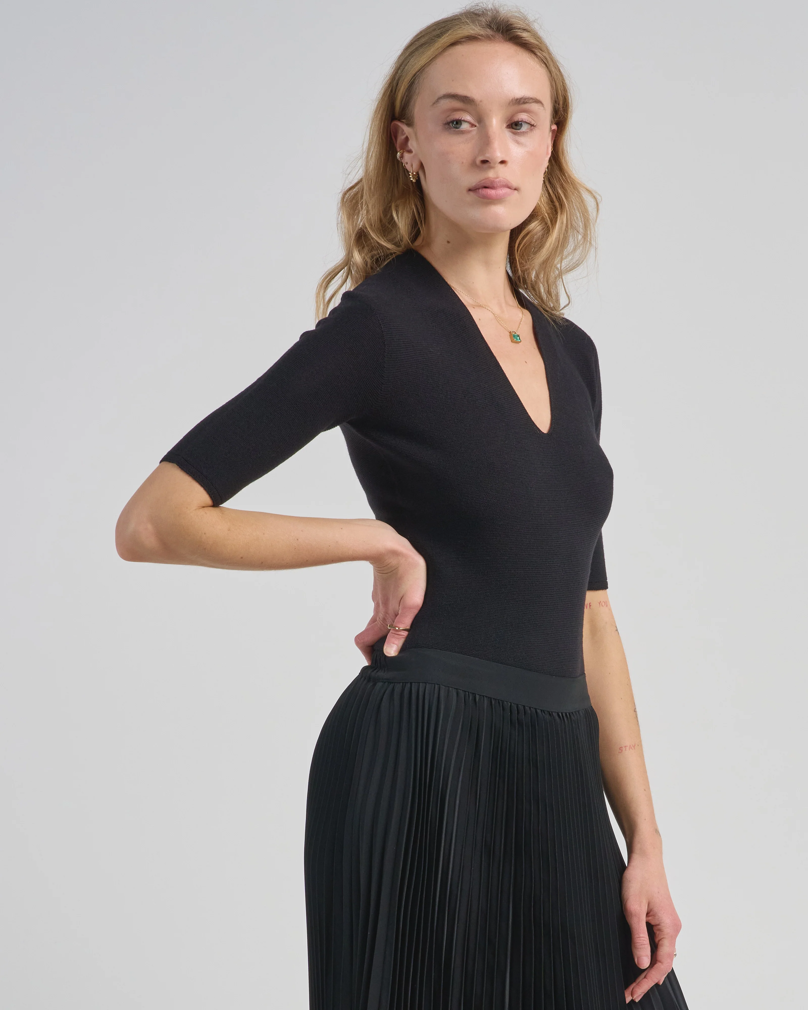 deep v neck fine top - Image 2