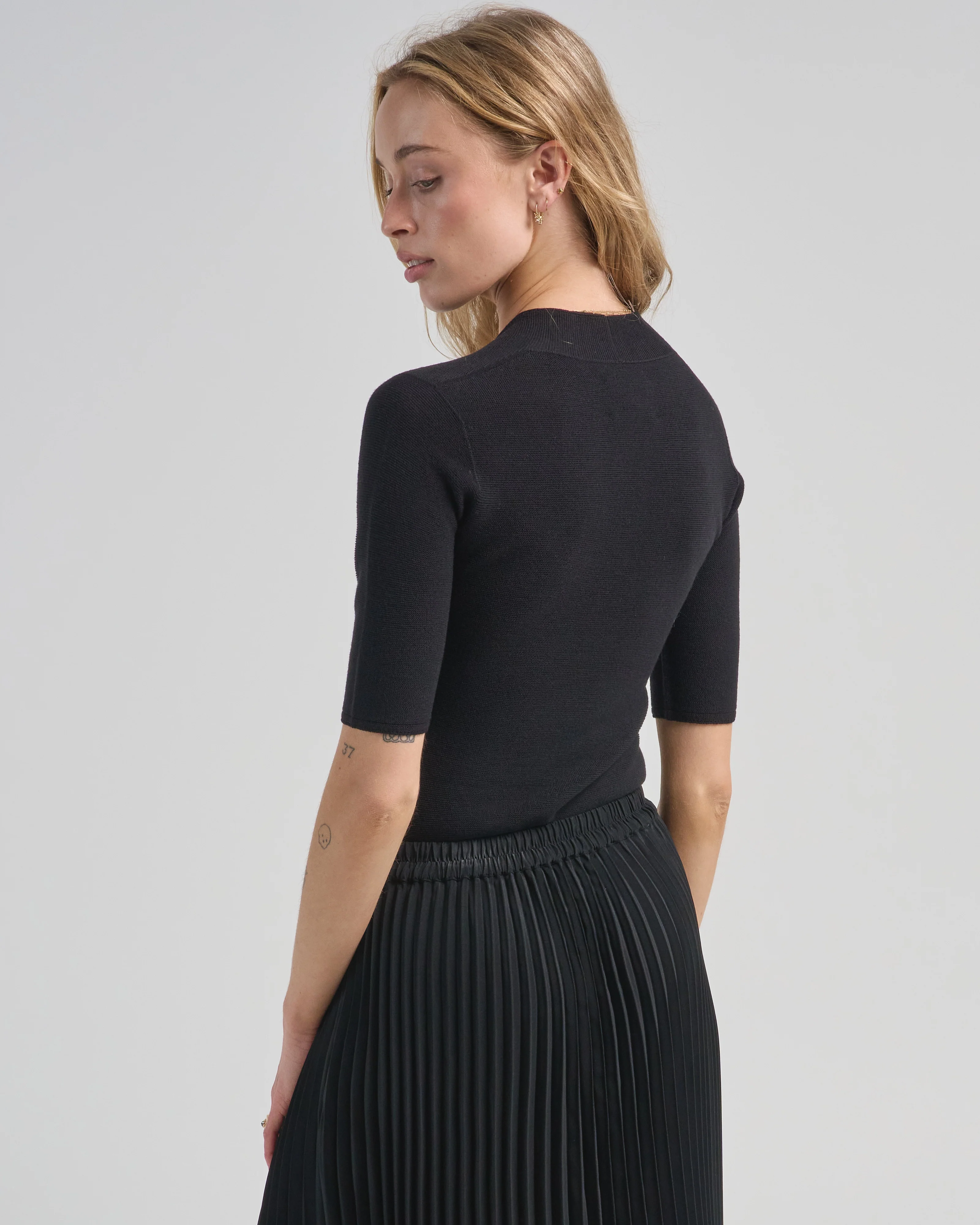 deep v neck fine top - Image 3