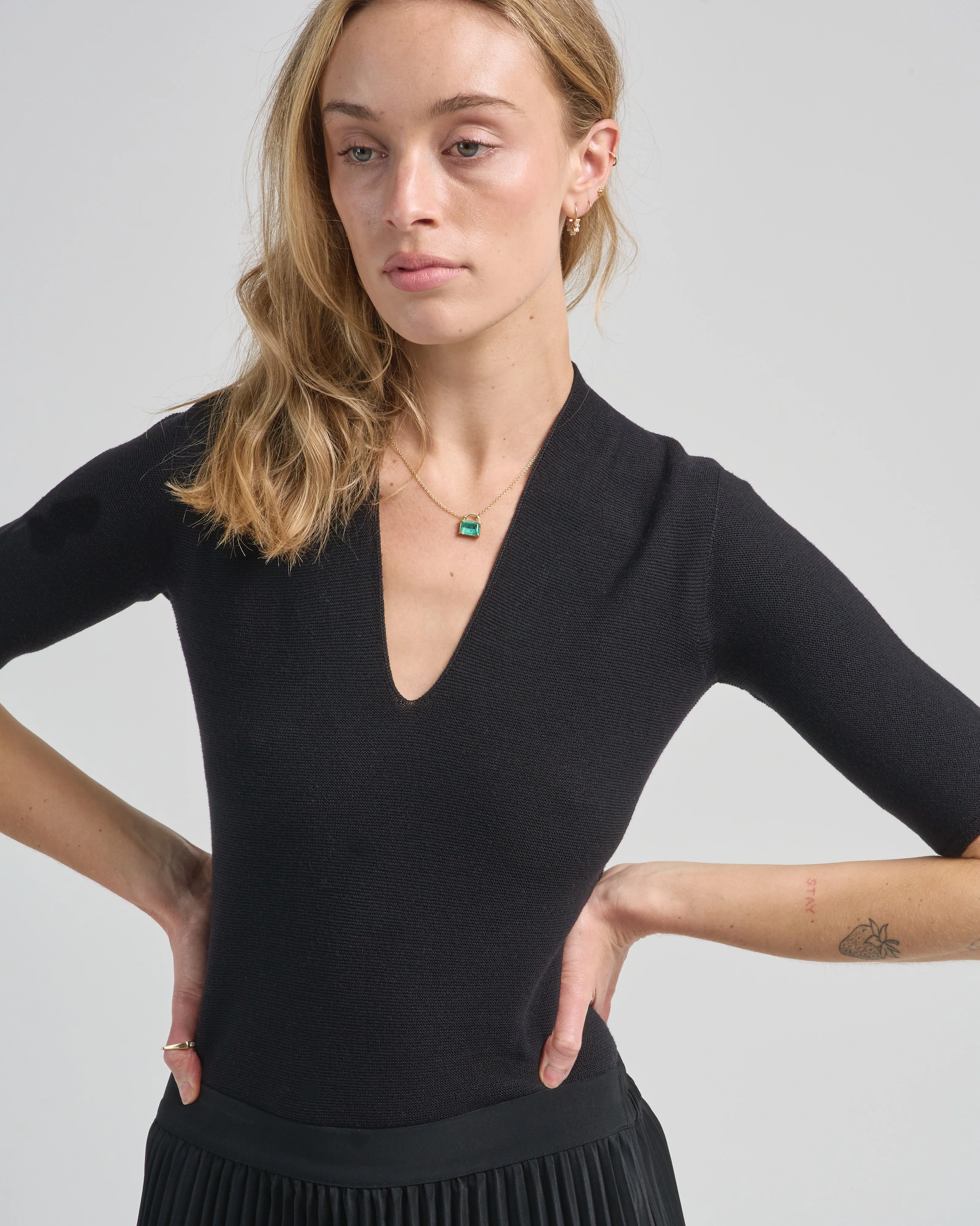deep v neck fine top - Image 4