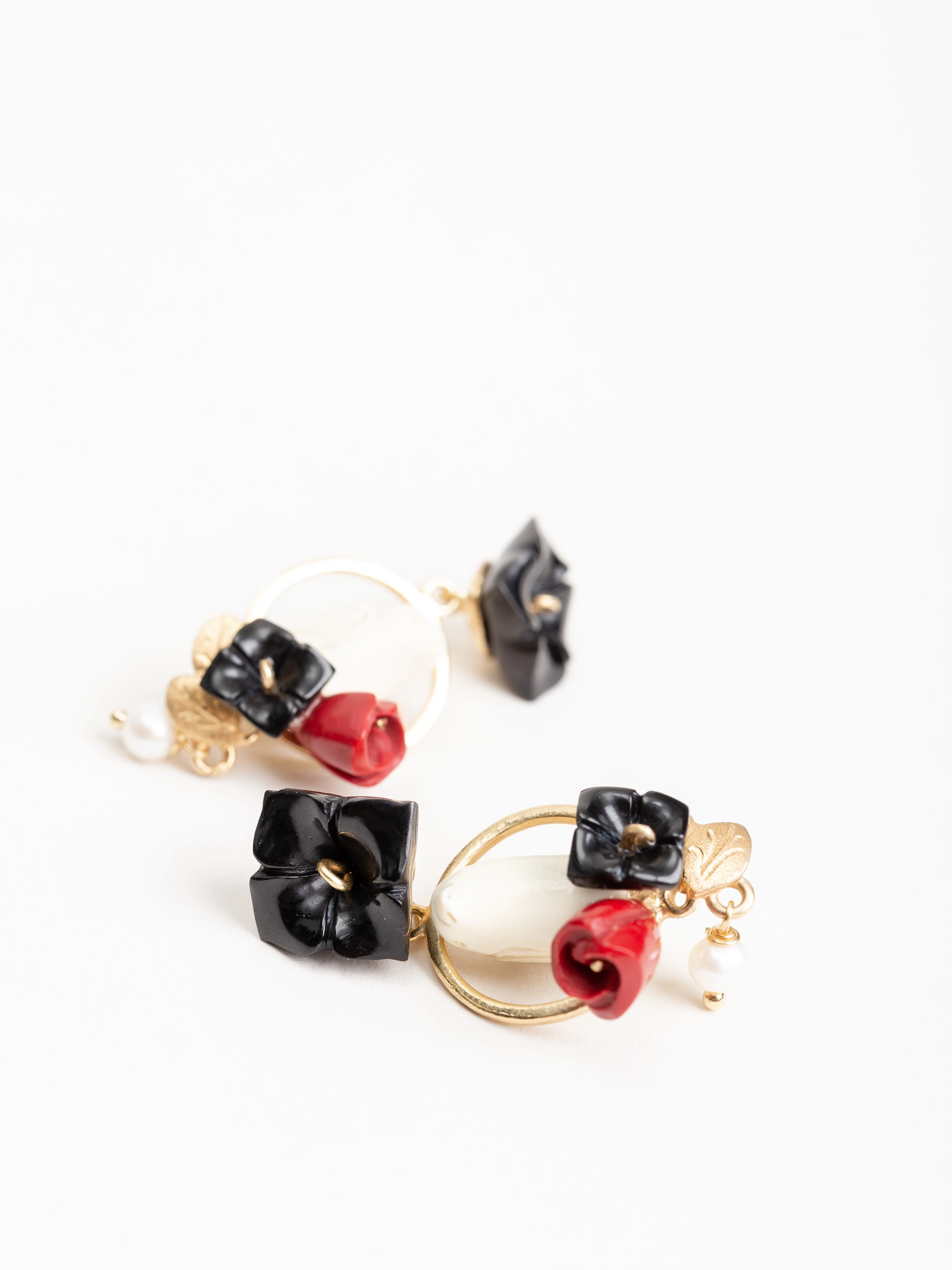 chick earrings - black/white - Image 2