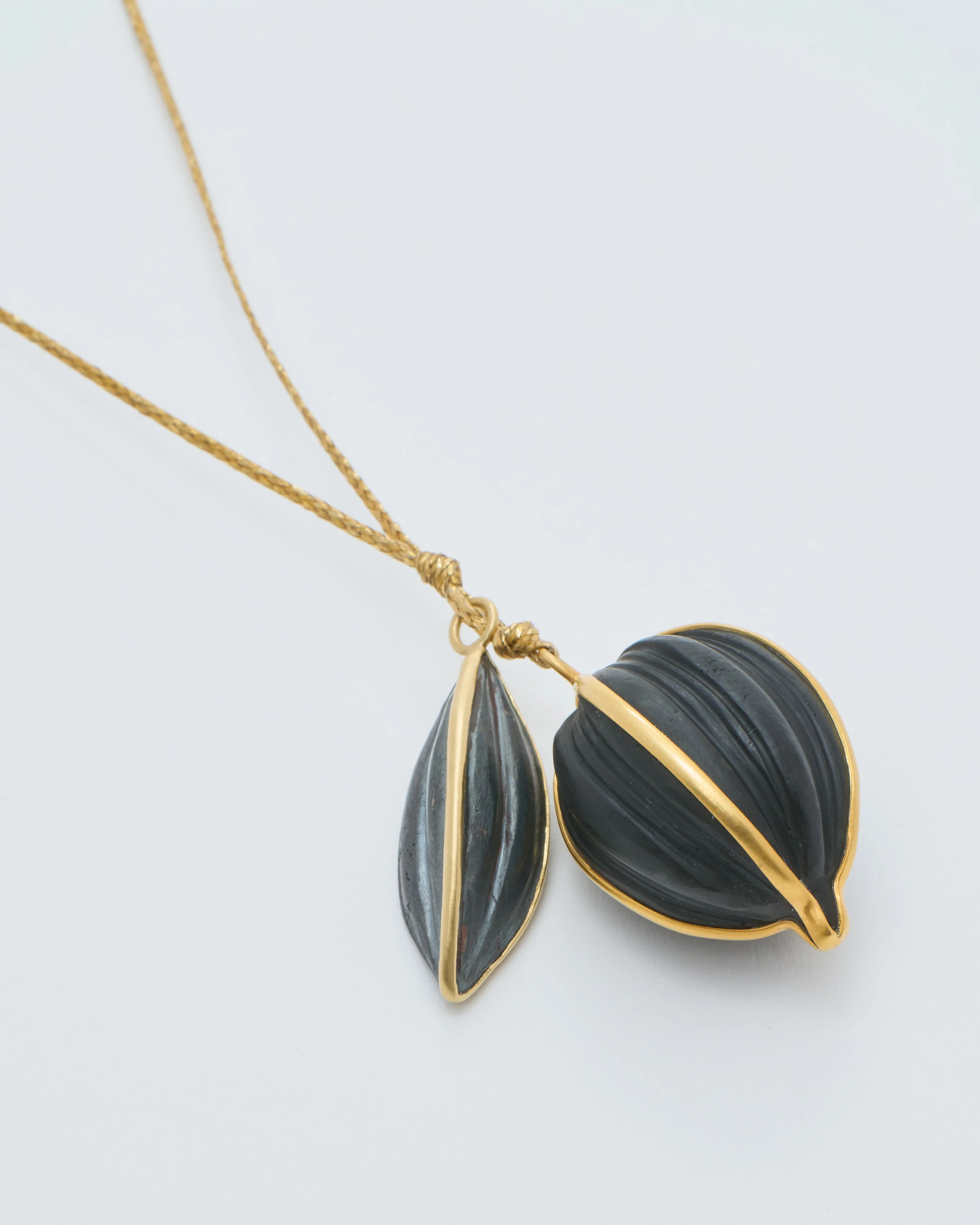 18kt gold night seed and lilac on cord - Image 3