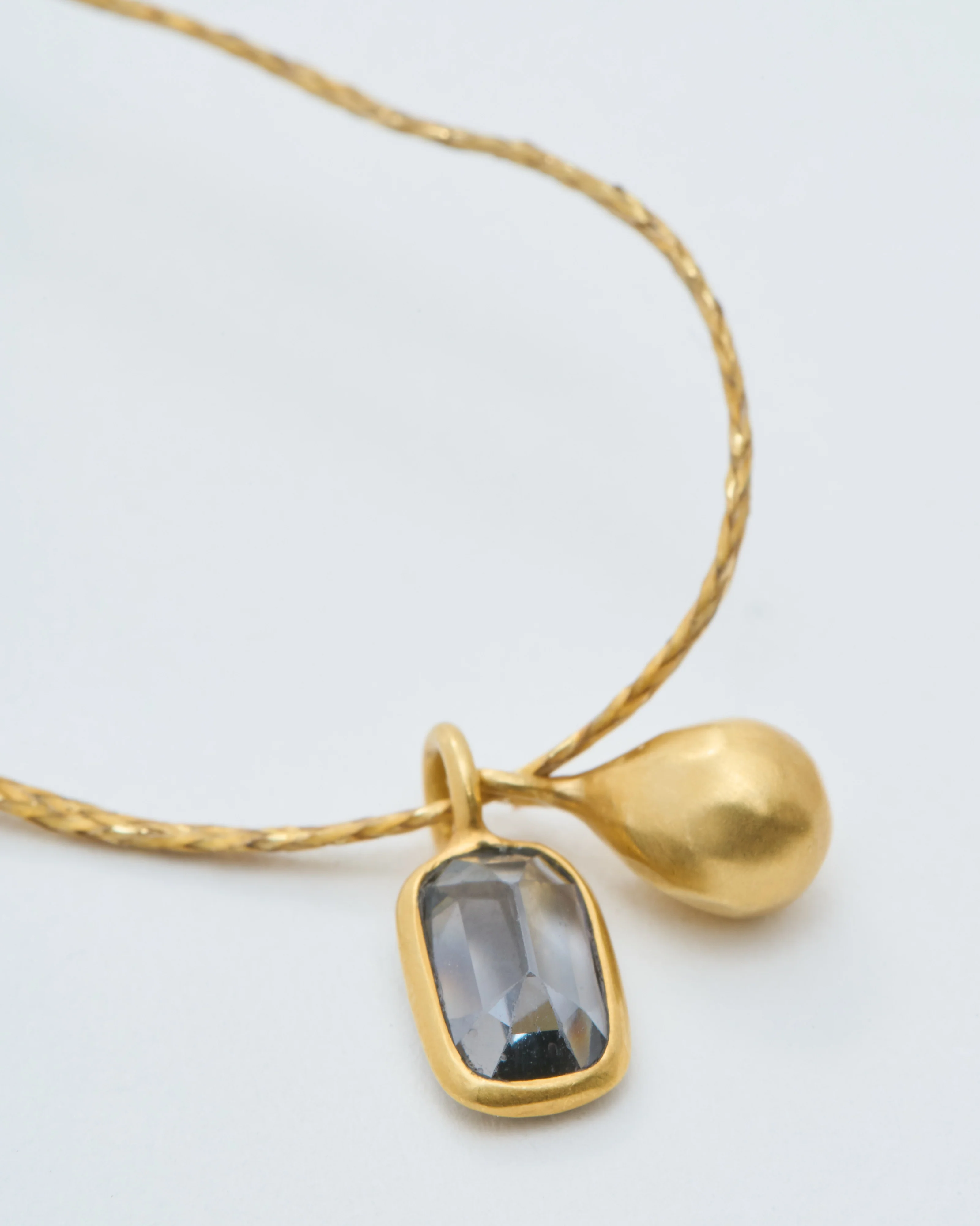 18kt gold the middle path drop and spinel on cord - Image 5